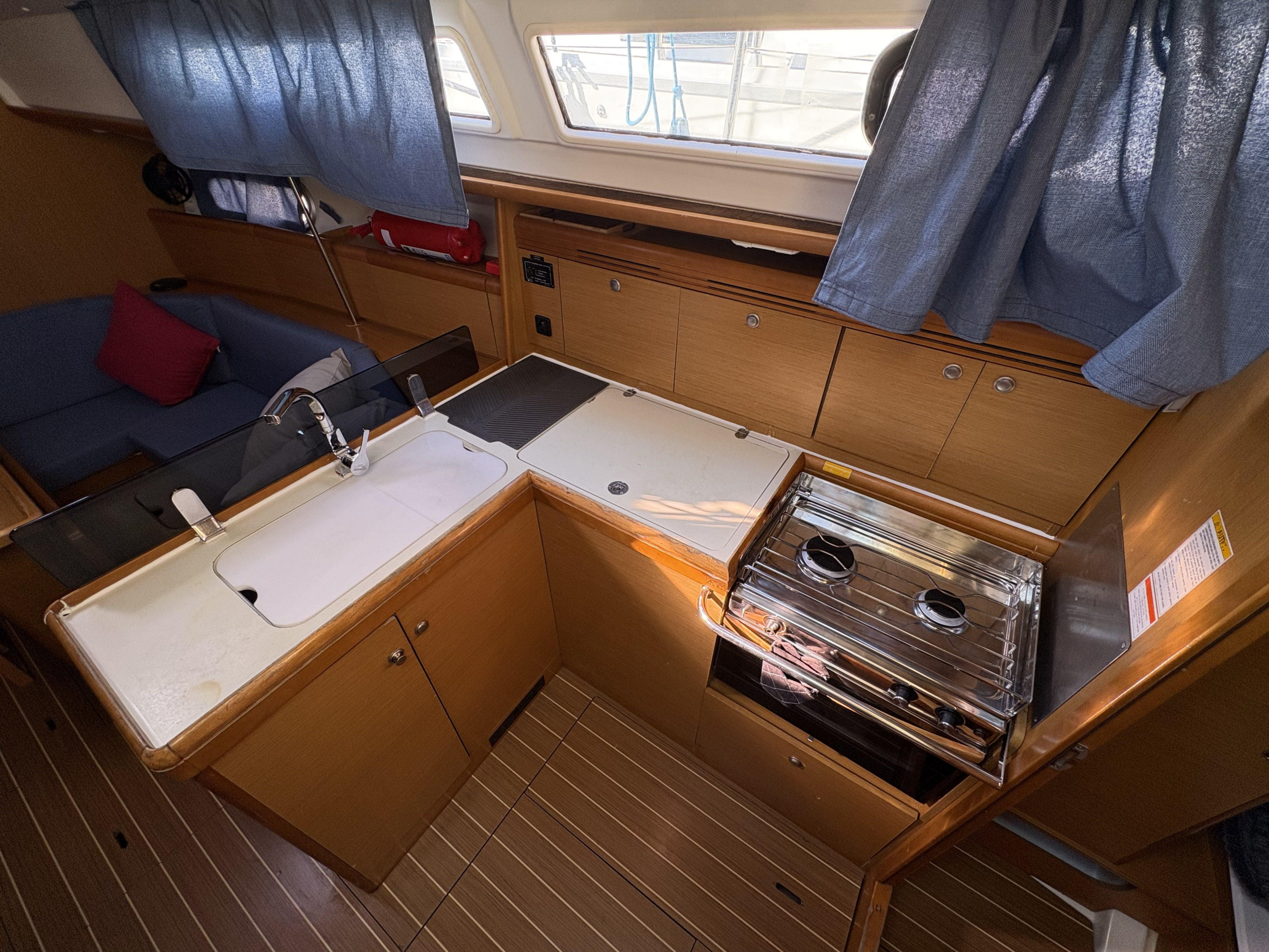 Sun Odyssey 36i — photo 2