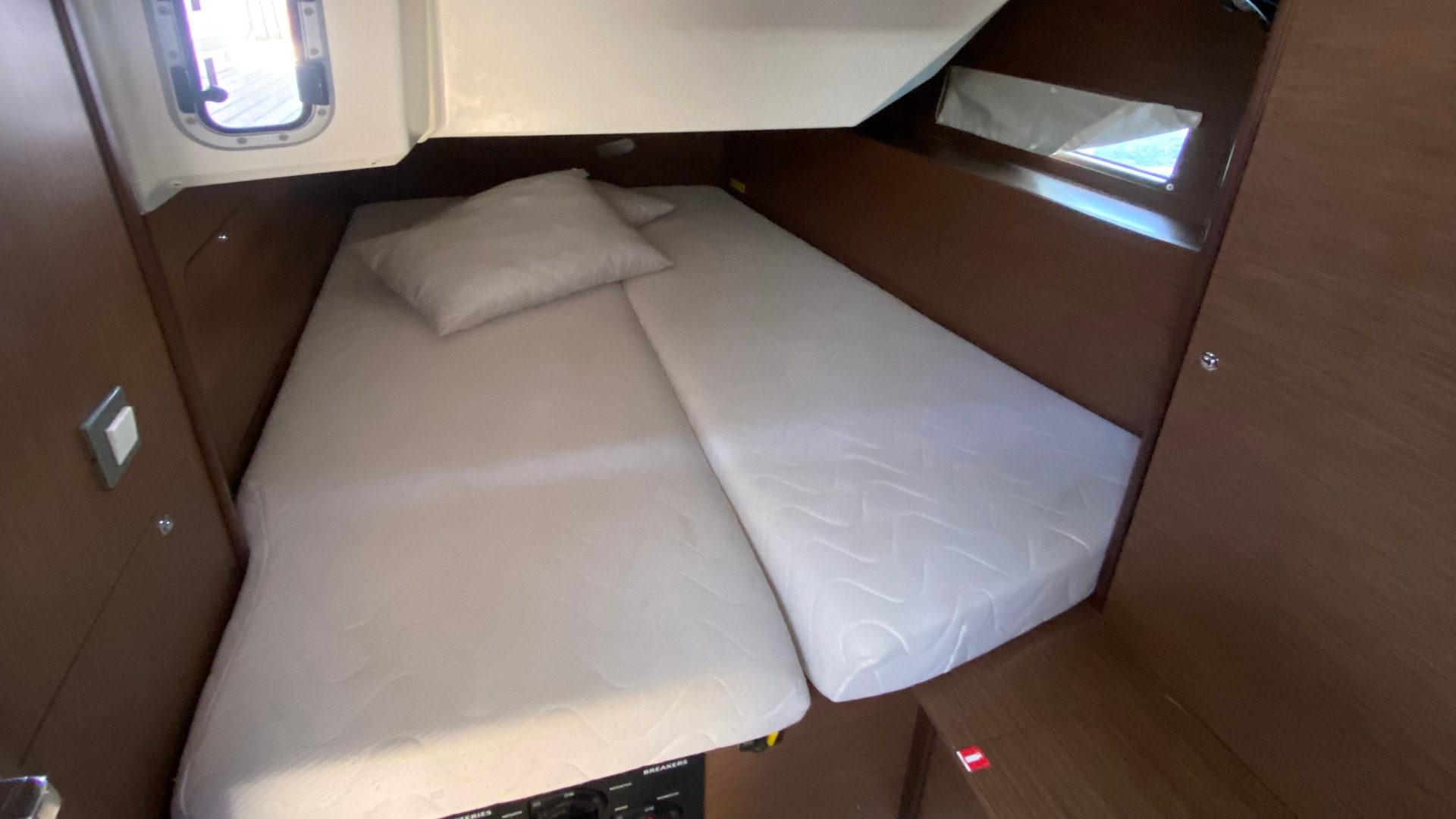 Oceanis 40.1 (3 double and 1 bunk beds) — photo 7