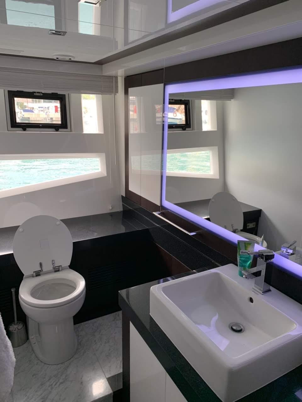 Galeon 700 Skydeck — photo 3