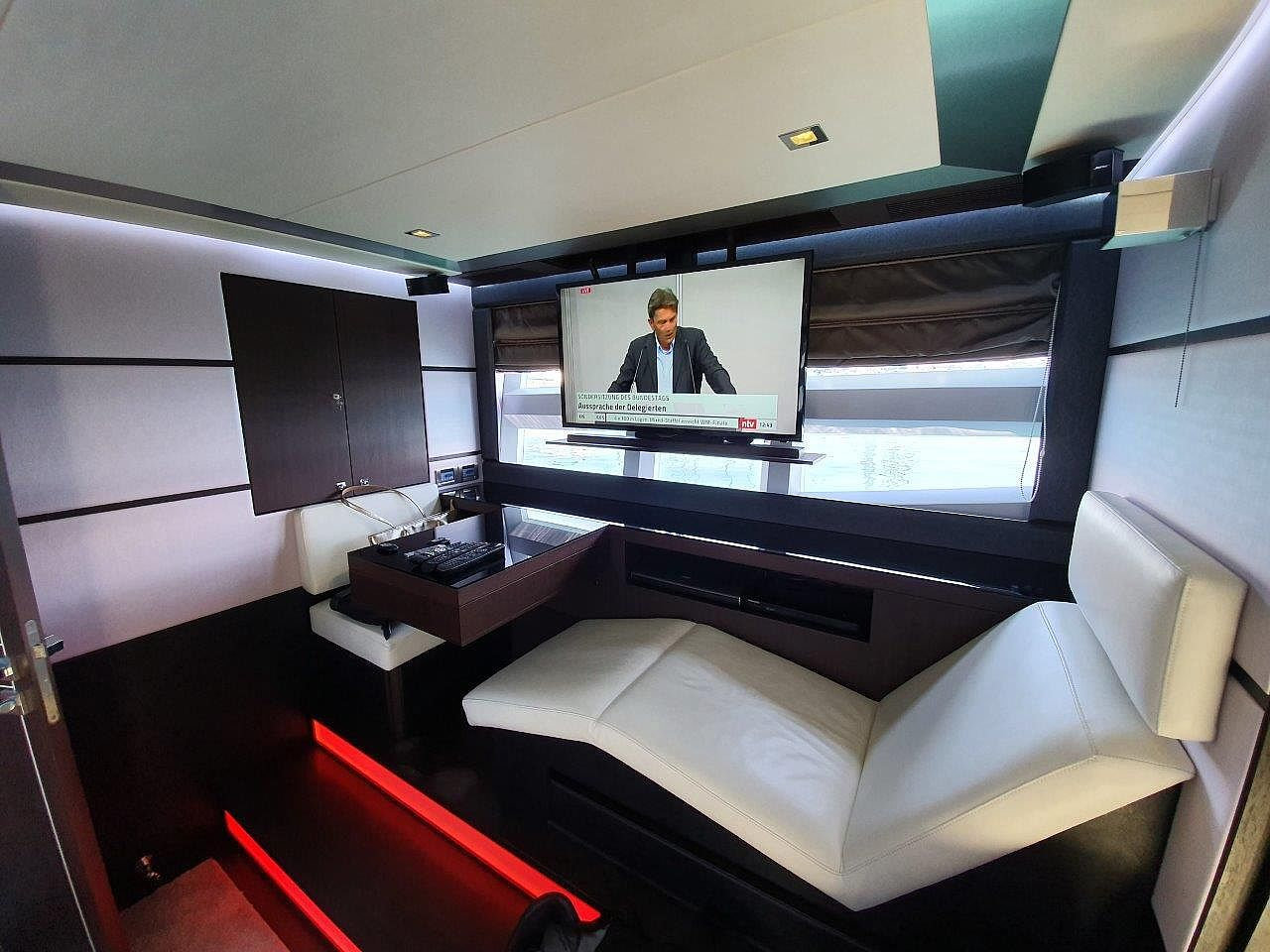 Galeon 700 Skydeck — photo 10