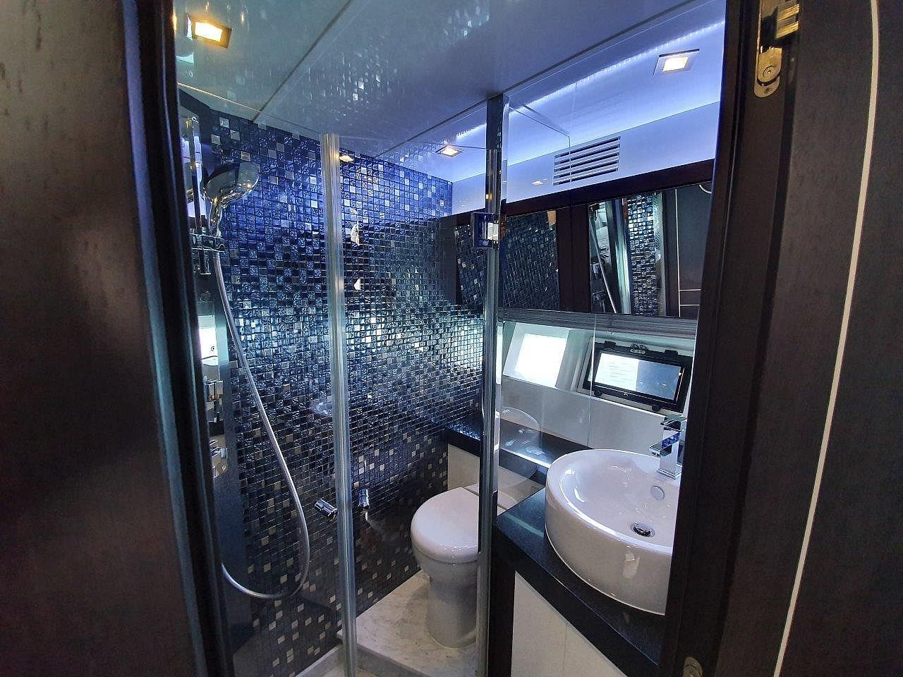 Galeon 700 Skydeck — photo 8