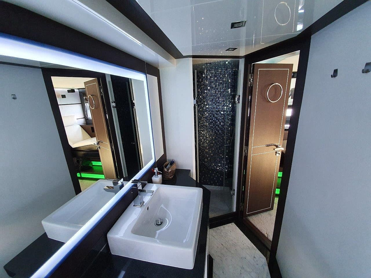 Galeon 700 Skydeck — photo 15