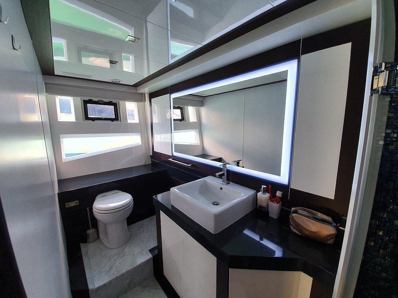 Galeon 700 Skydeck — photo 13