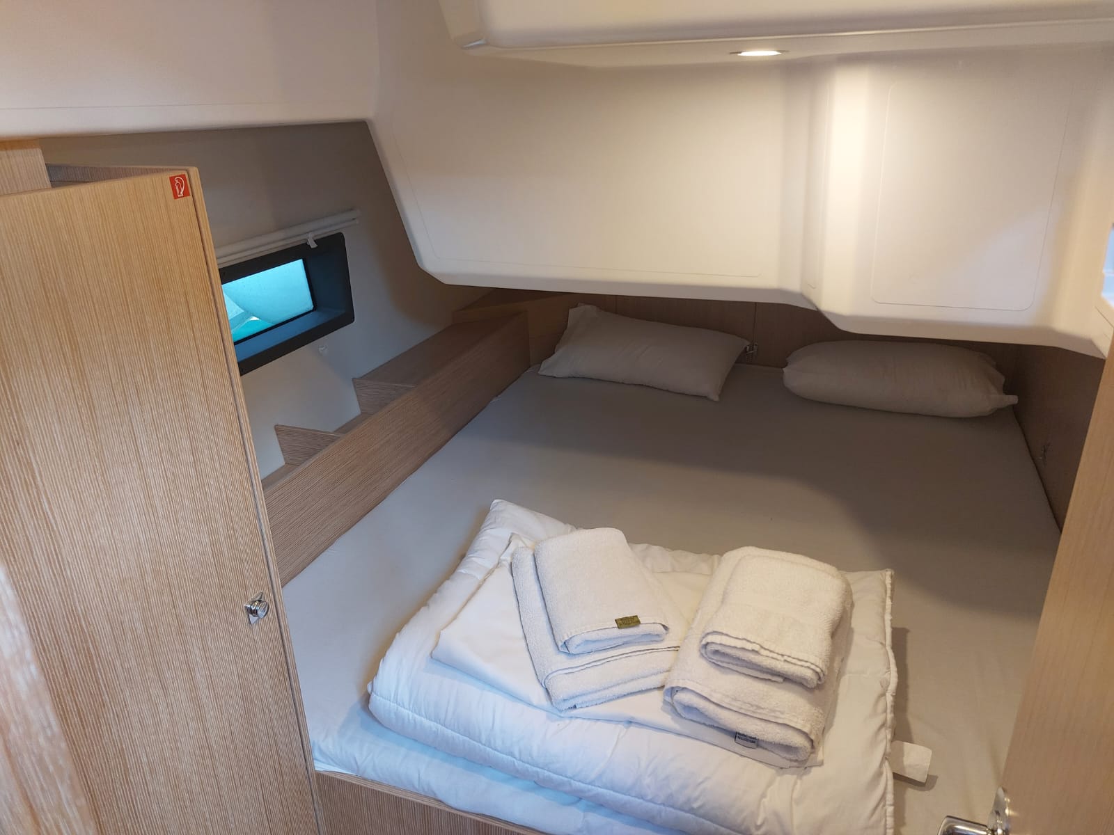 Bavaria C42 — photo 10