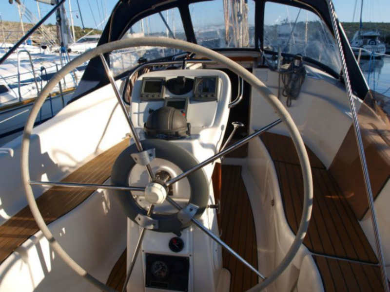 Bavaria 32 — photo 3