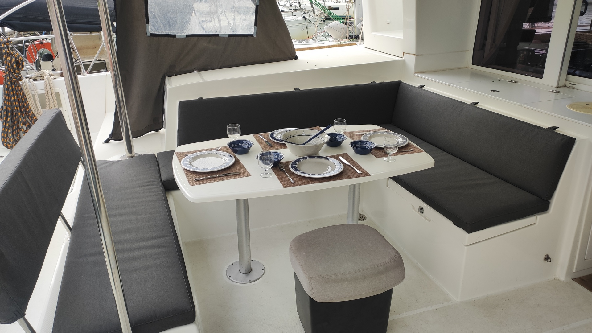 Lagoon 450 Flybridge — photo 6