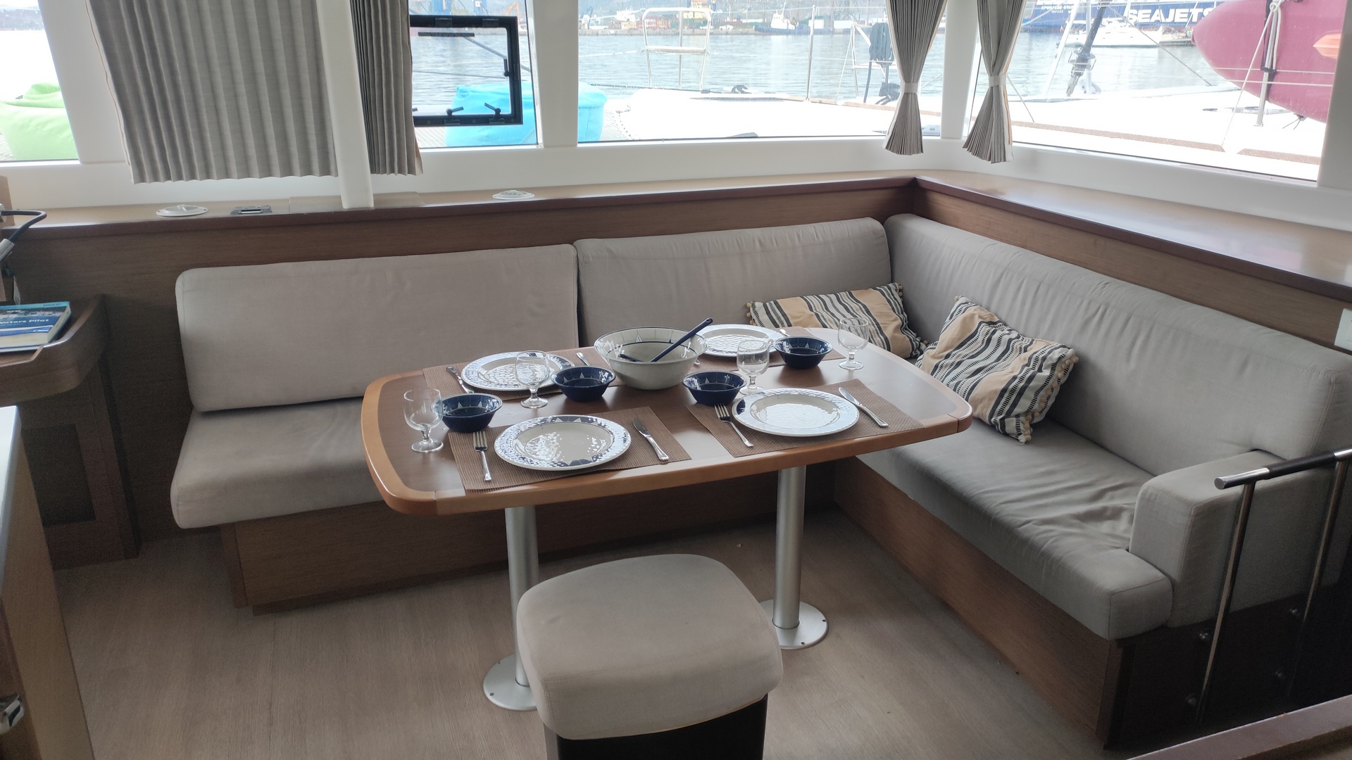 Lagoon 450 Flybridge — photo 23