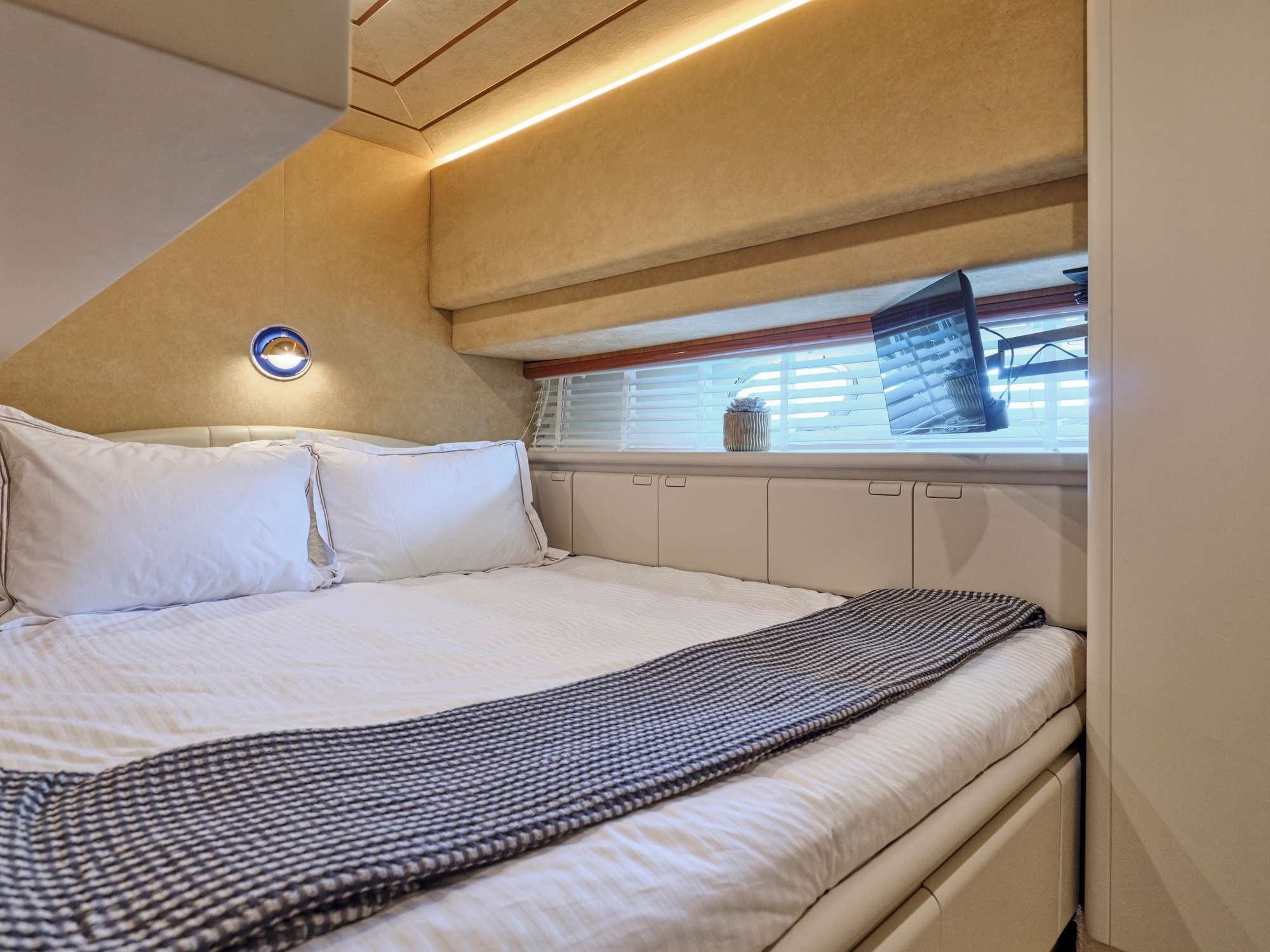 Ferretti 80 — photo 4
