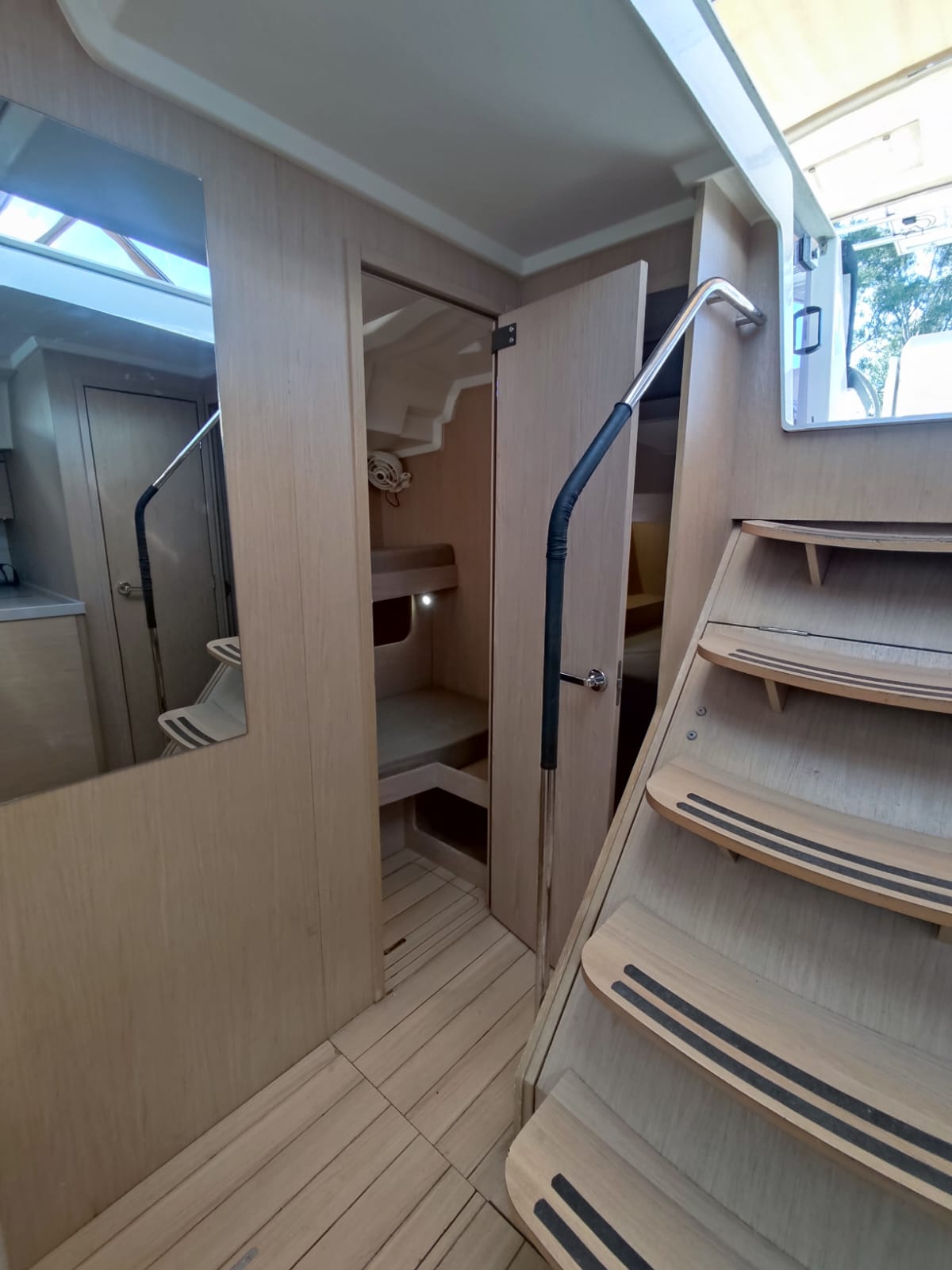 Oceanis 51.1 — photo 25