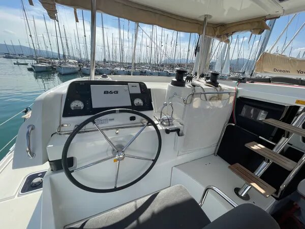 Lagoon 42 — photo 3