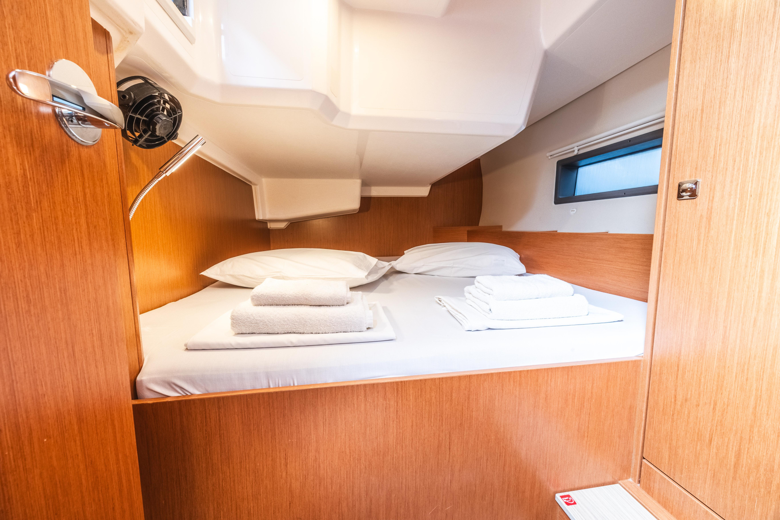 Bavaria C42 — photo 14