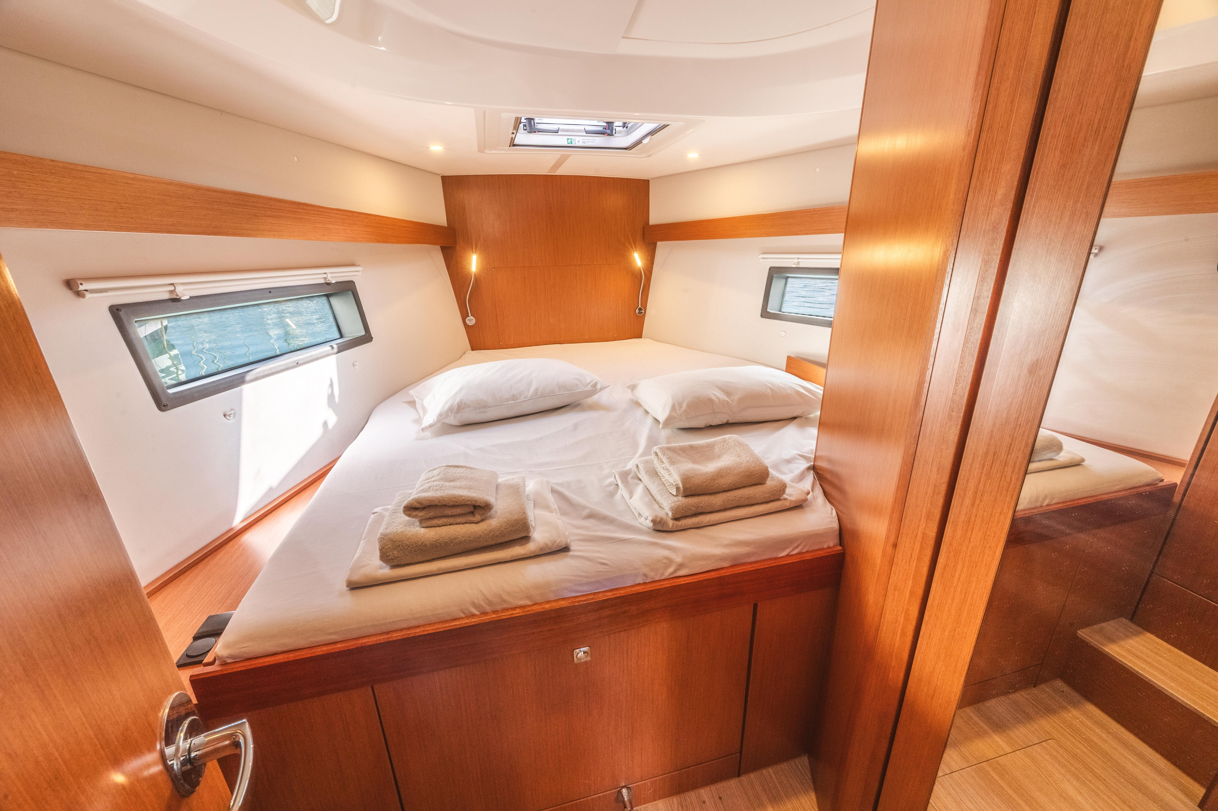 Bavaria C42 — photo 36
