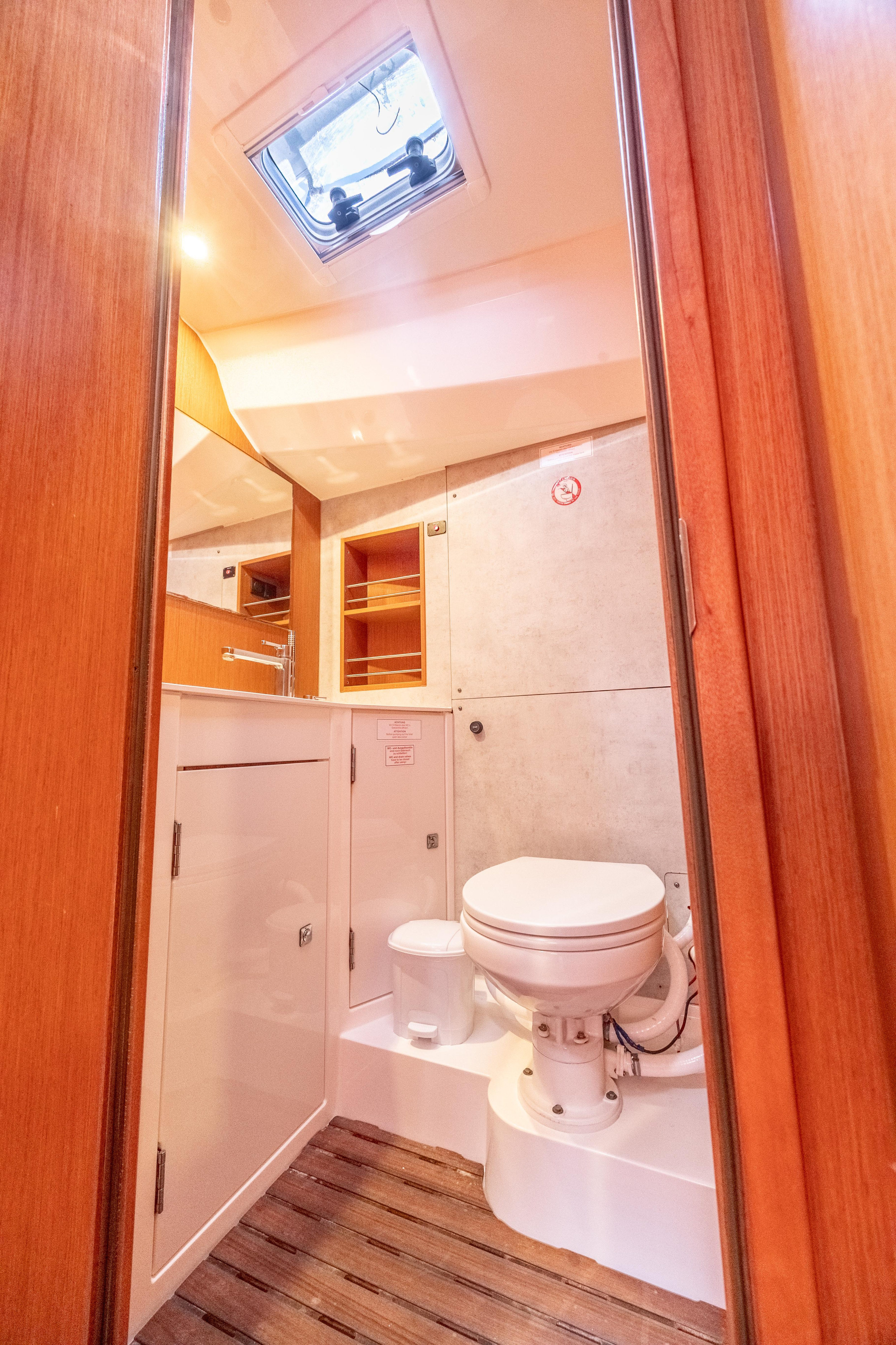 Bavaria C42 — photo 15