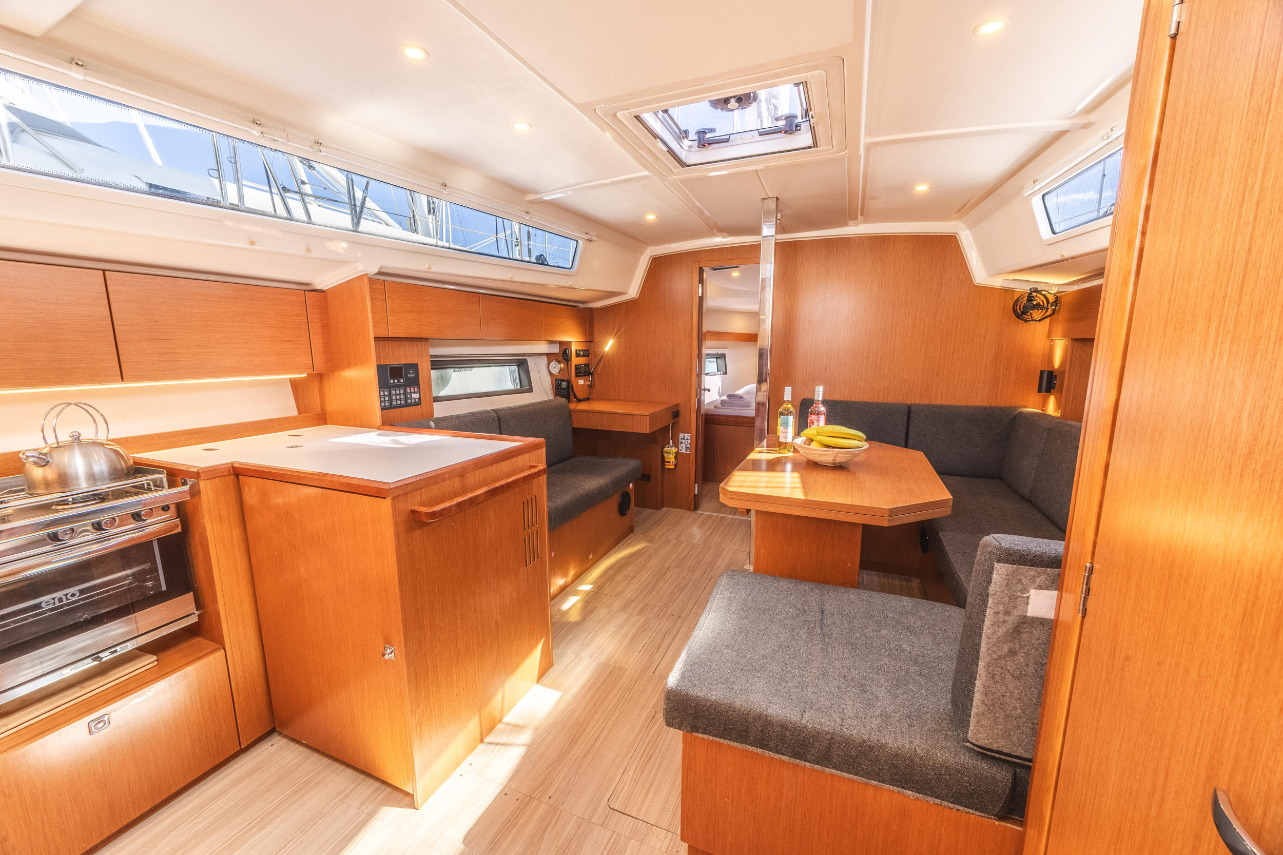 Bavaria C42 — photo 22