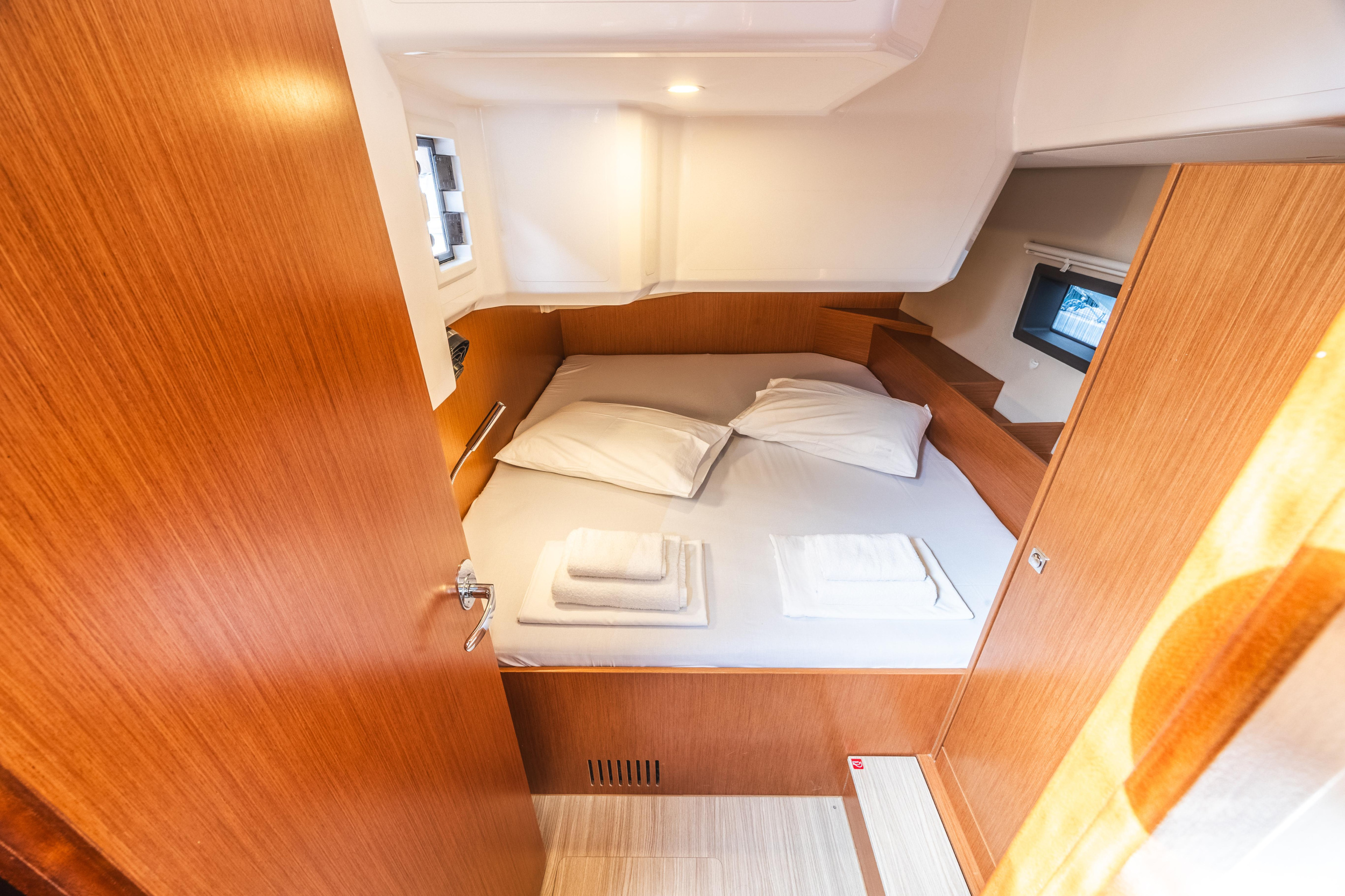 Bavaria C42 — photo 26
