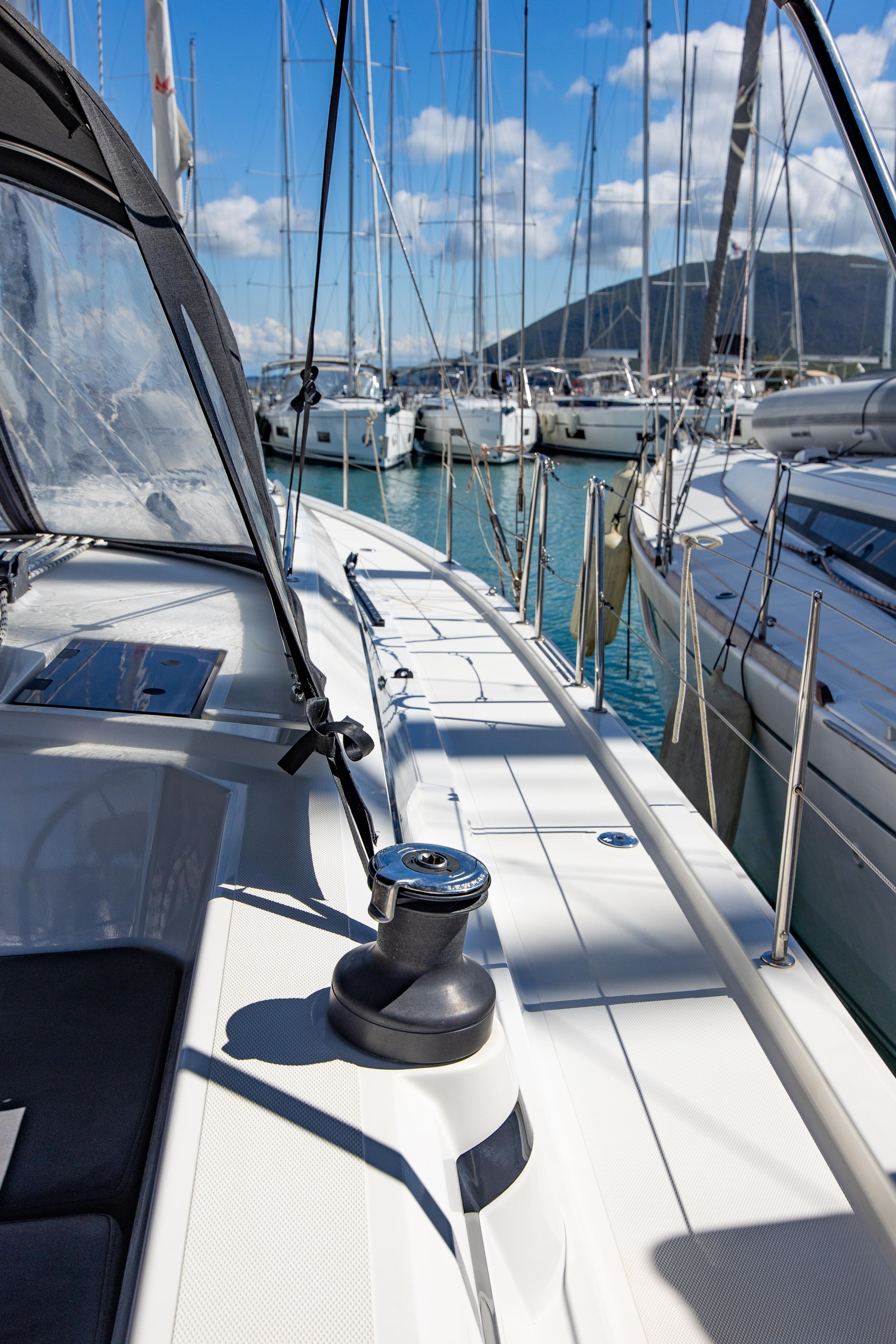 Bavaria C42 — photo 10