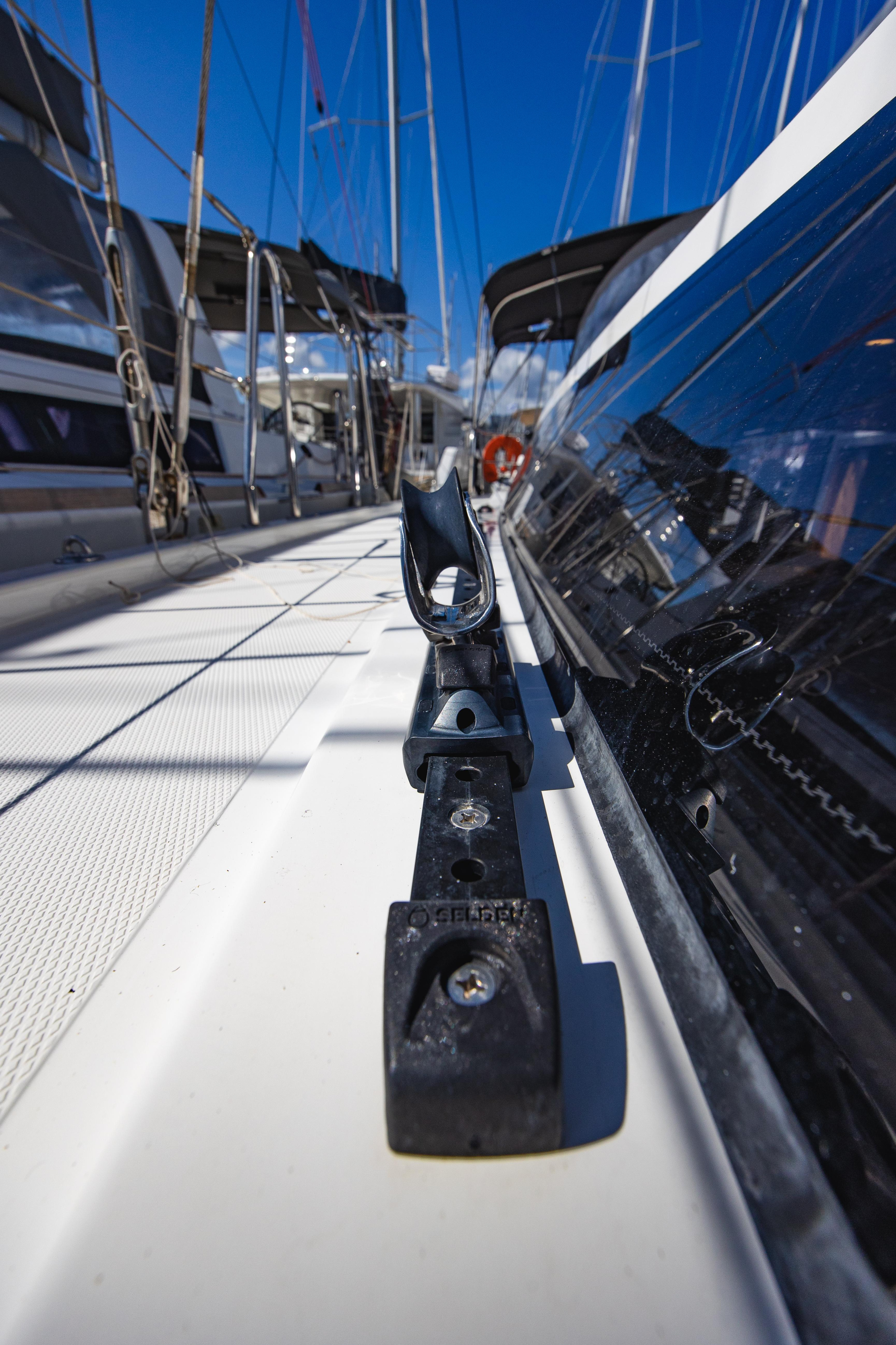 Bavaria C42 — photo 25