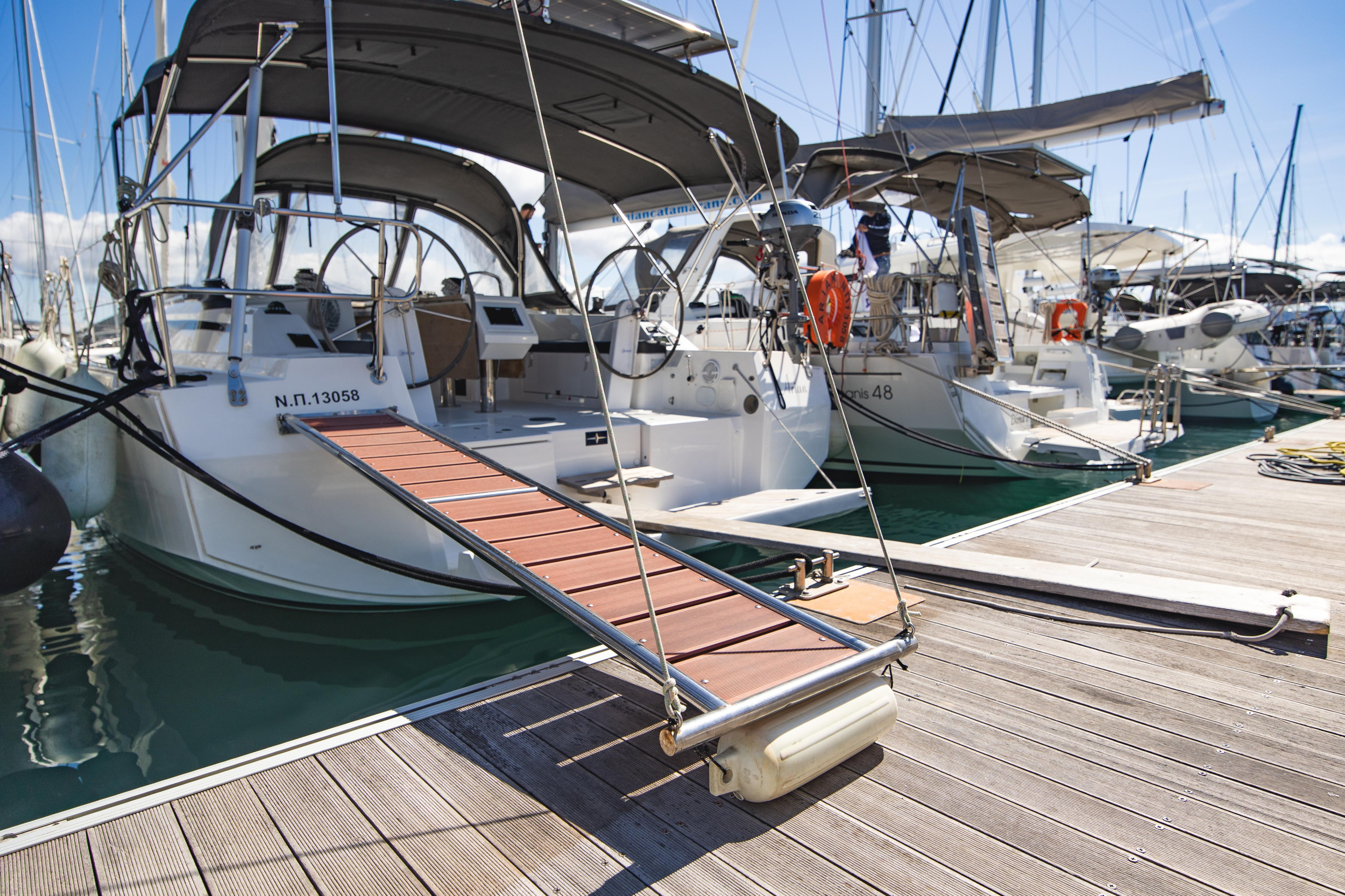 Bavaria C42 — photo 34