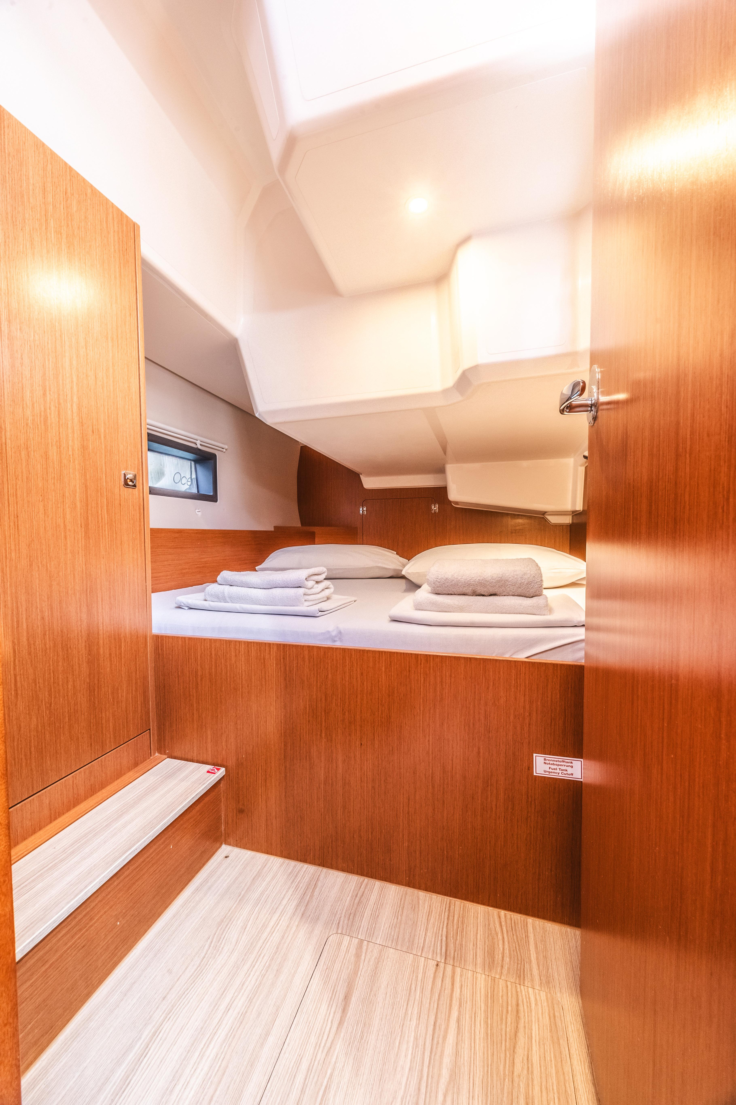 Bavaria C42 — photo 33