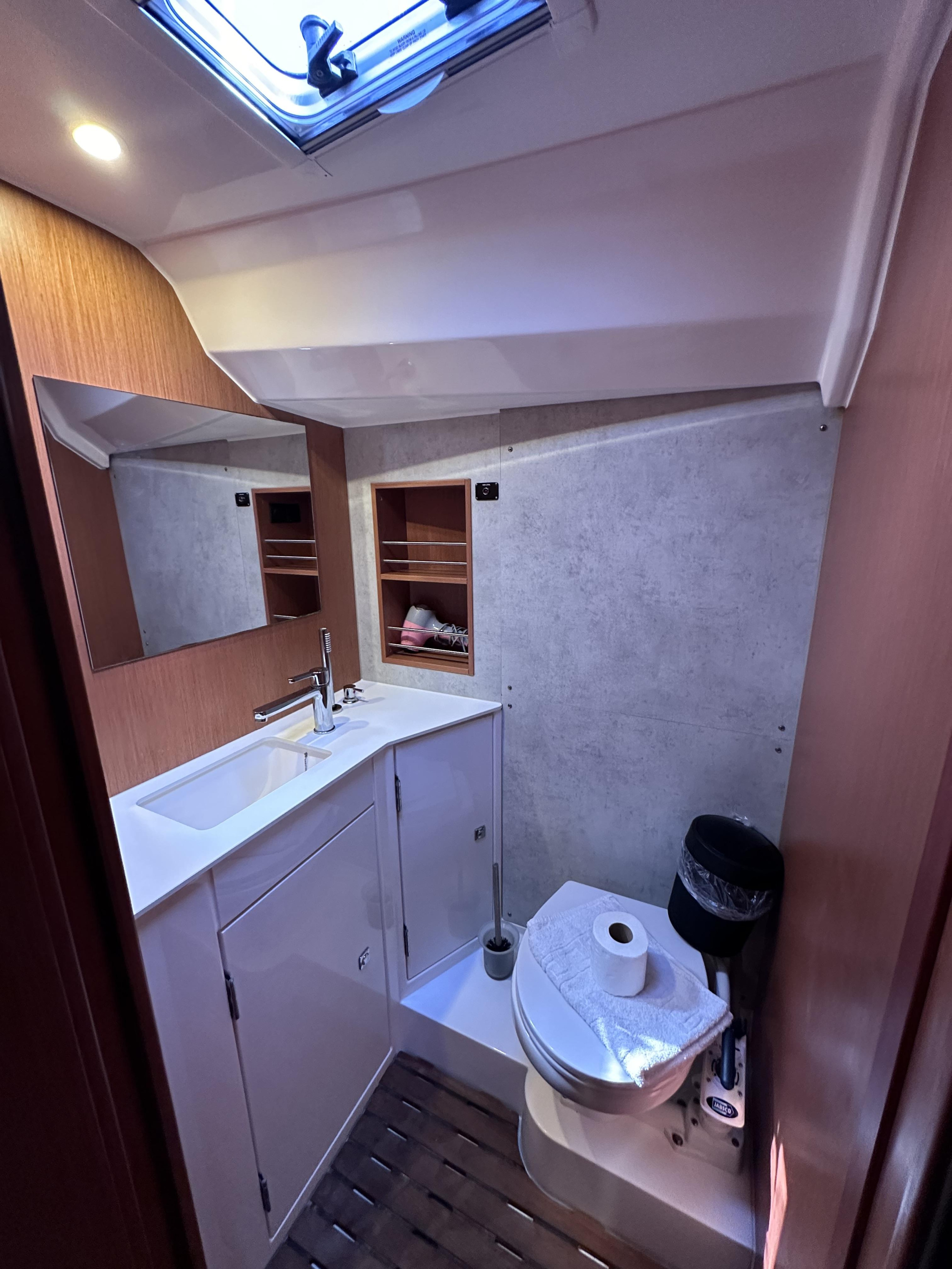 Bavaria C42 — photo 11