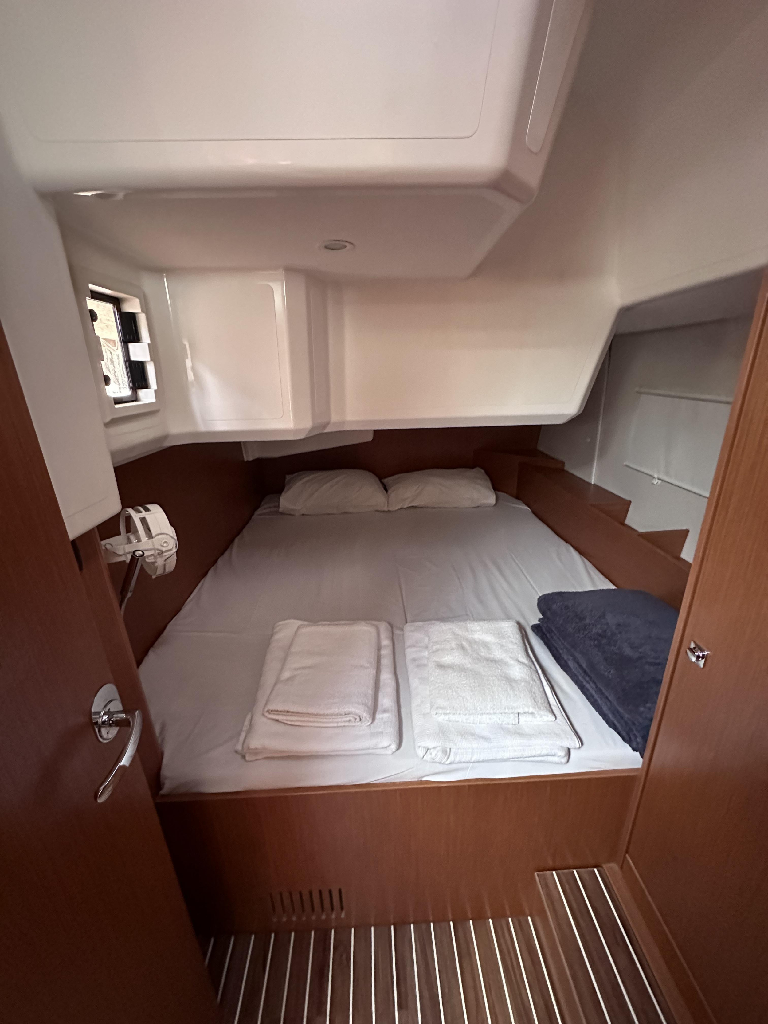 Bavaria C42 — photo 12