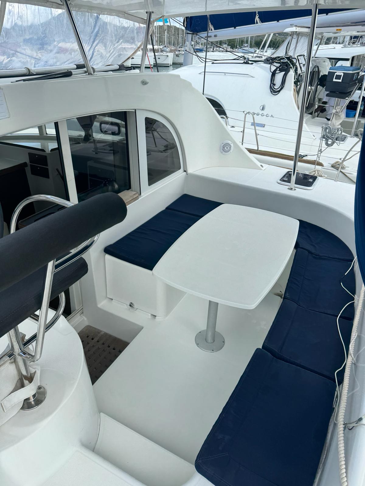 Lagoon 380 — photo 9
