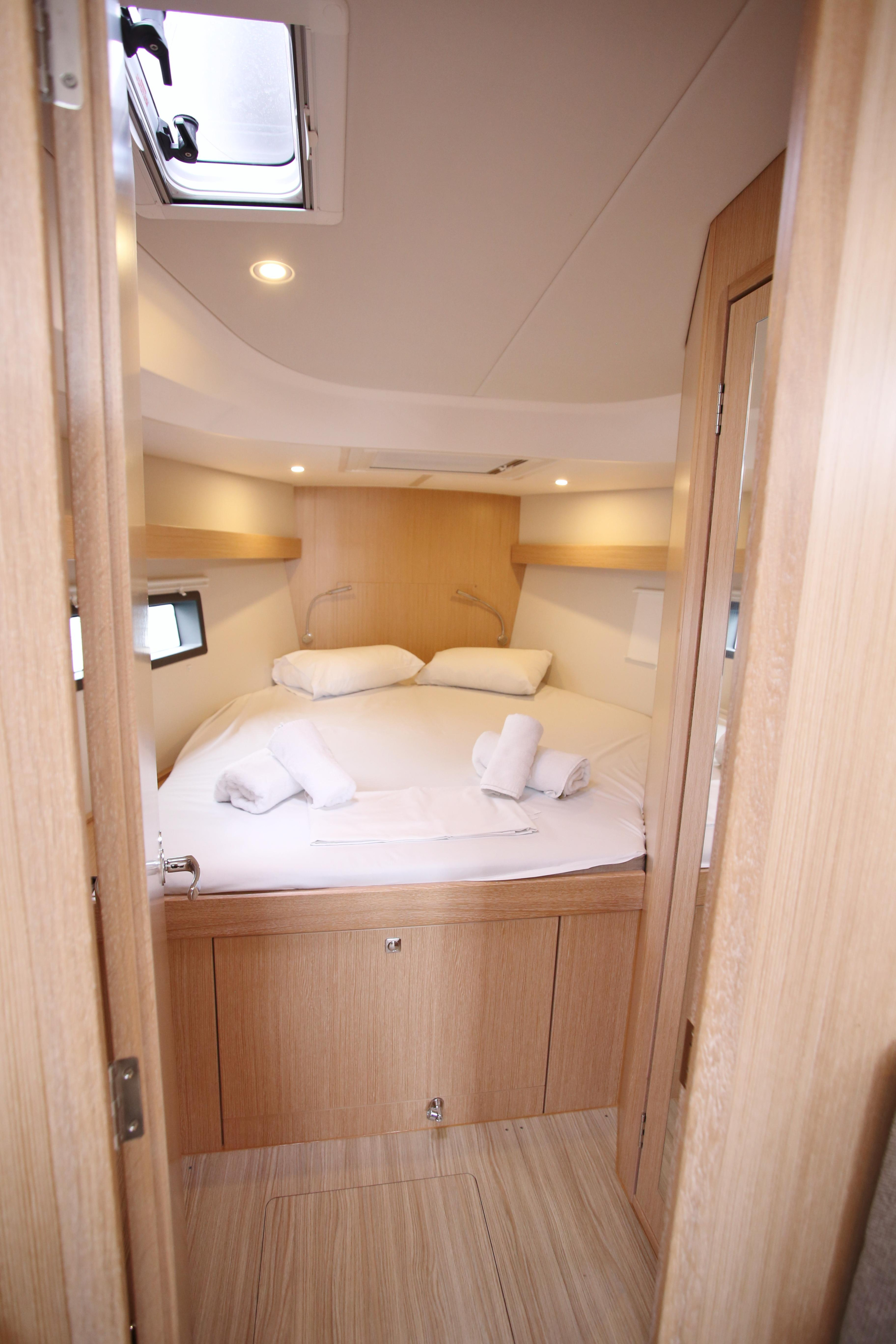 Bavaria C42 — photo 12