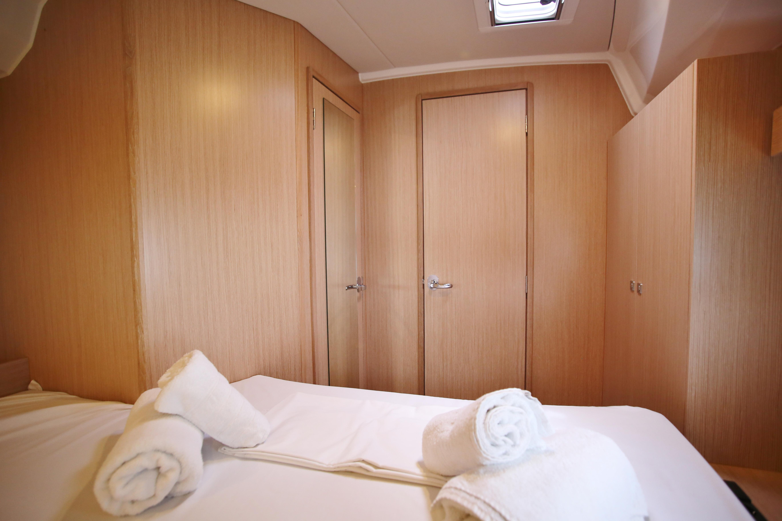 Bavaria C42 — photo 16