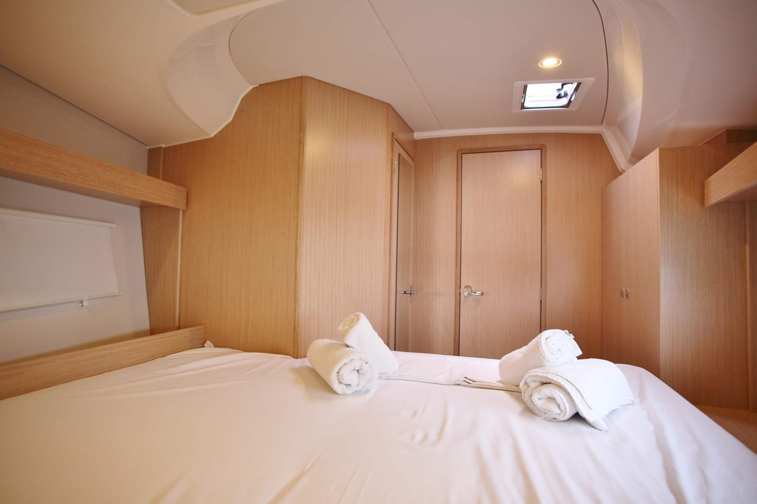 Bavaria C42 — photo 10