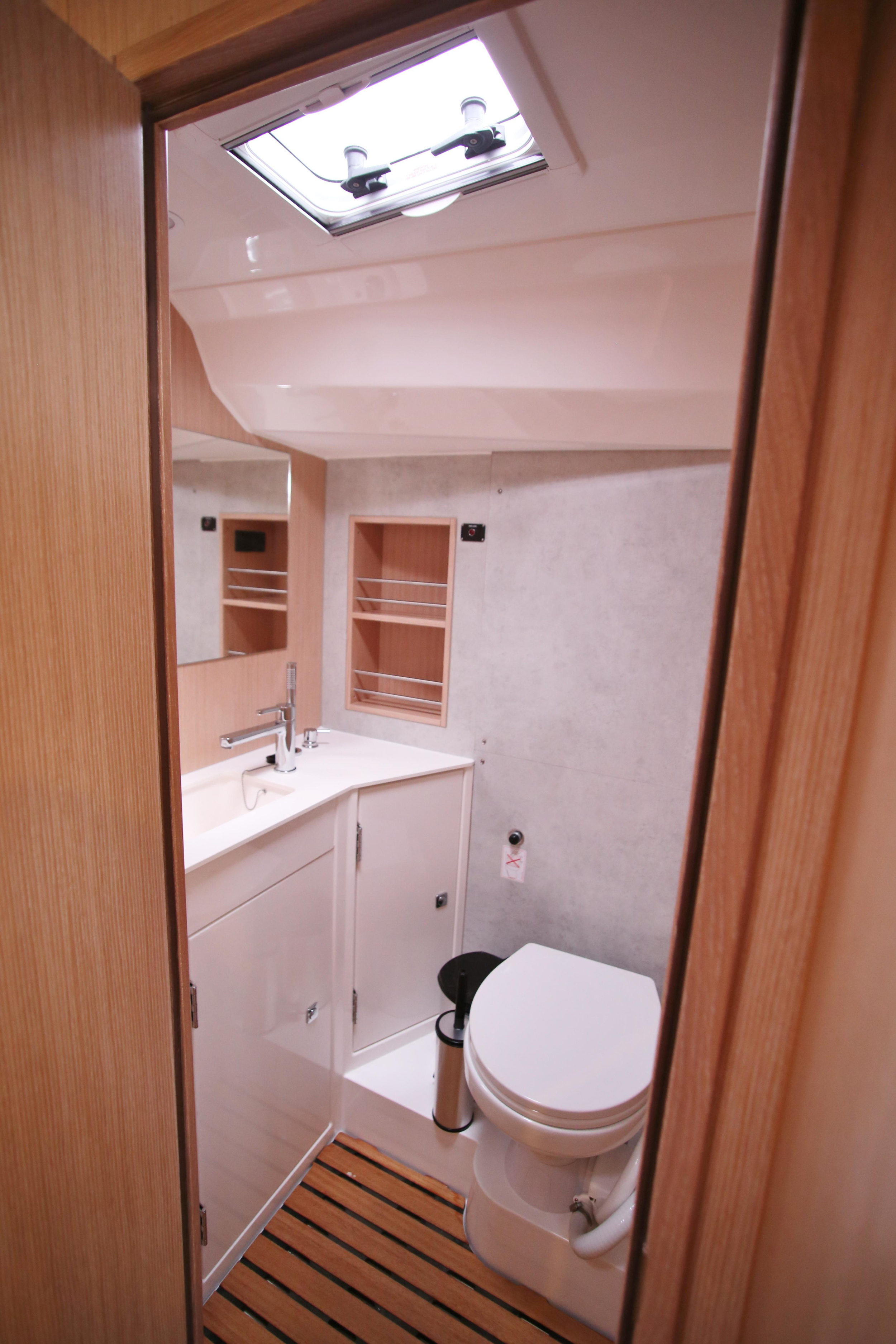 Bavaria C42 — photo 19