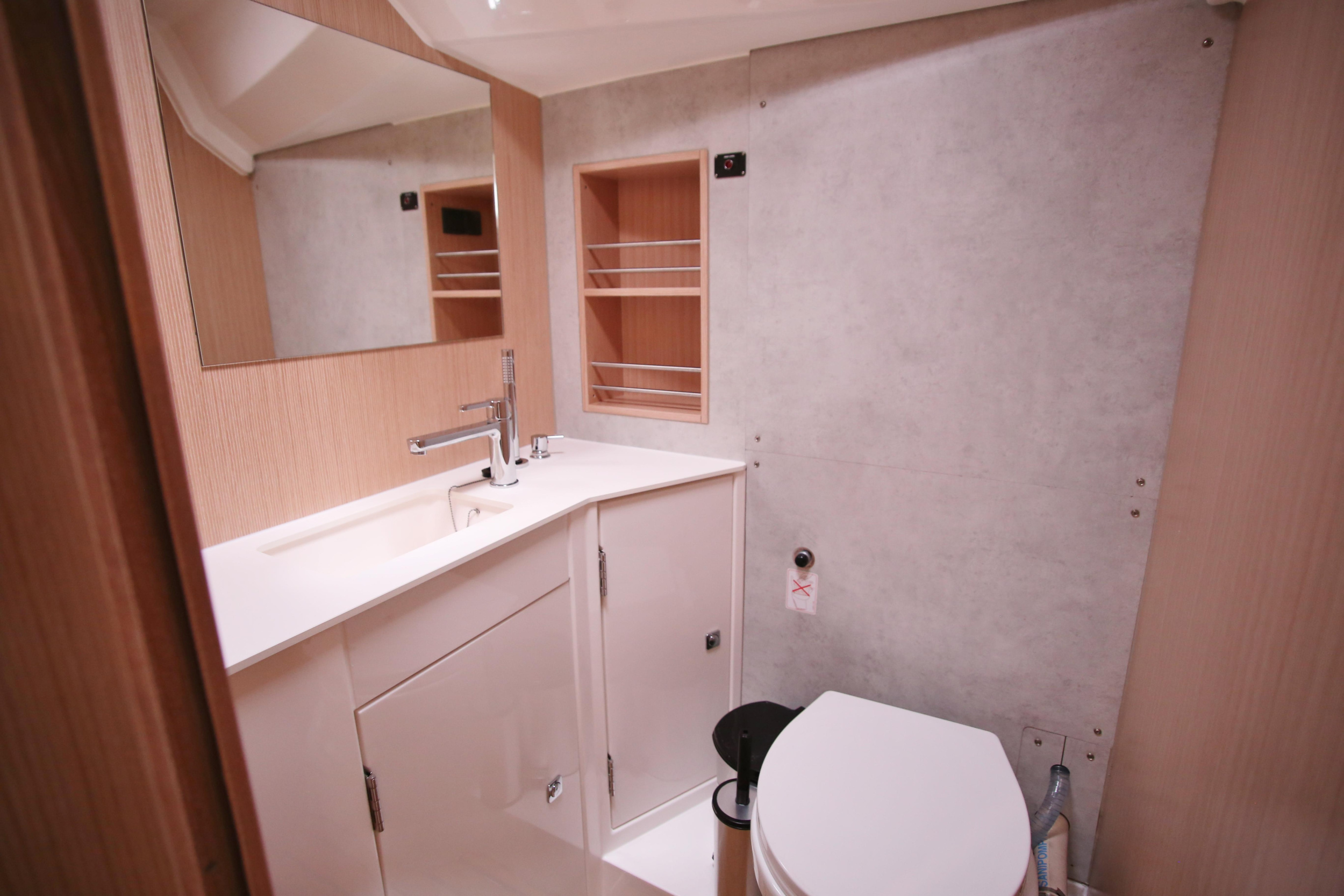 Bavaria C42 — photo 21