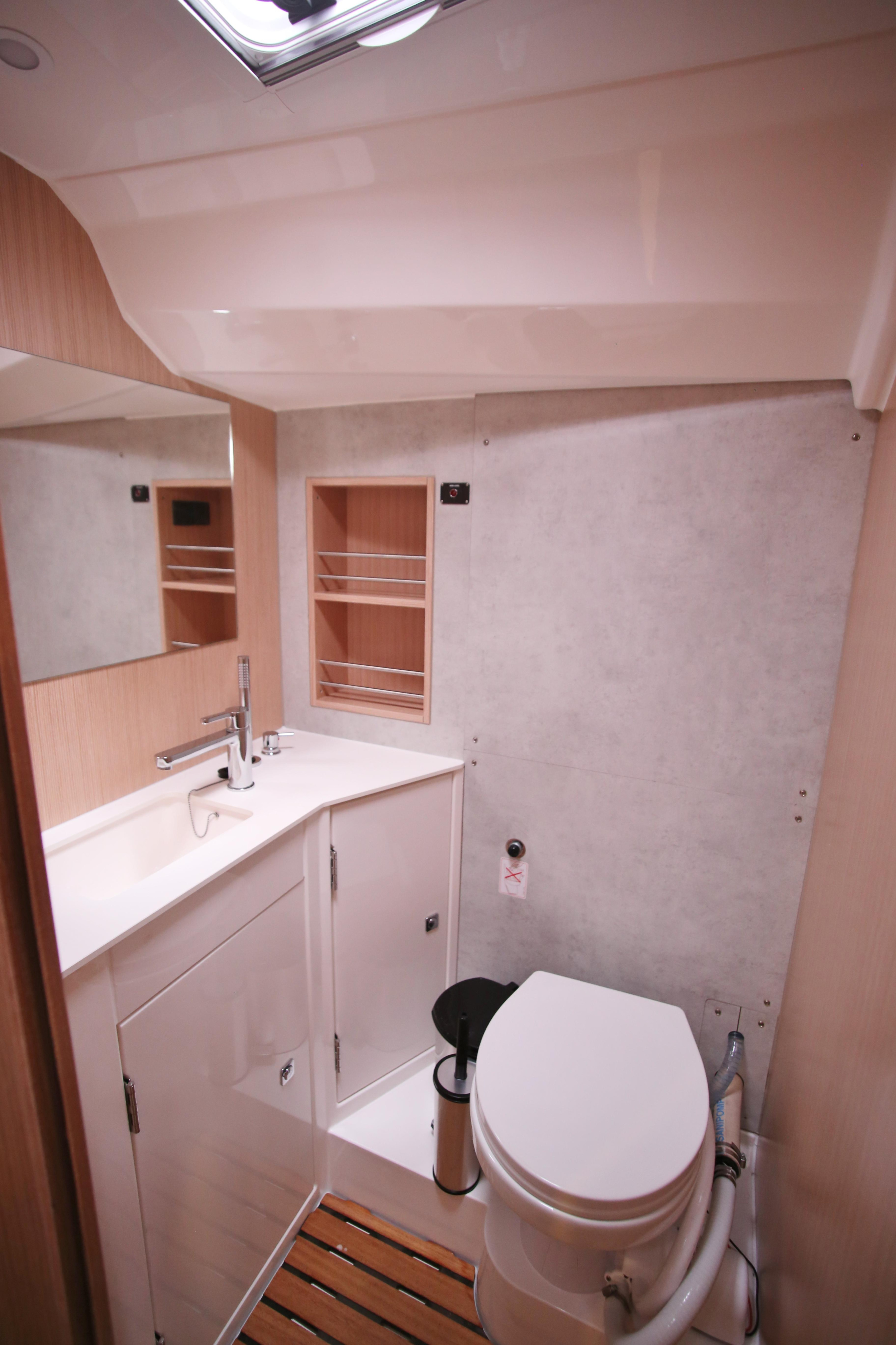 Bavaria C42 — photo 7