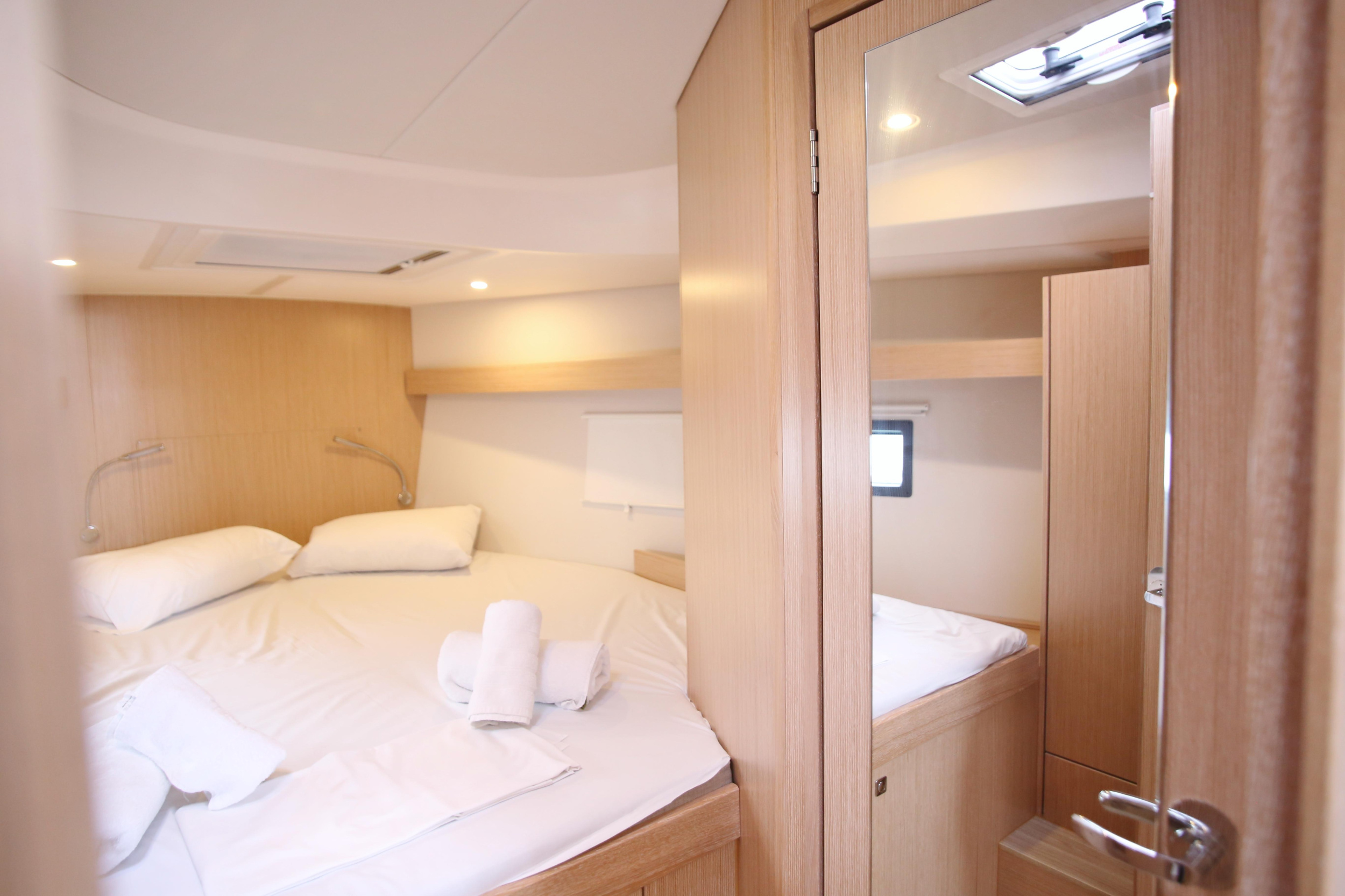 Bavaria C42 — photo 11