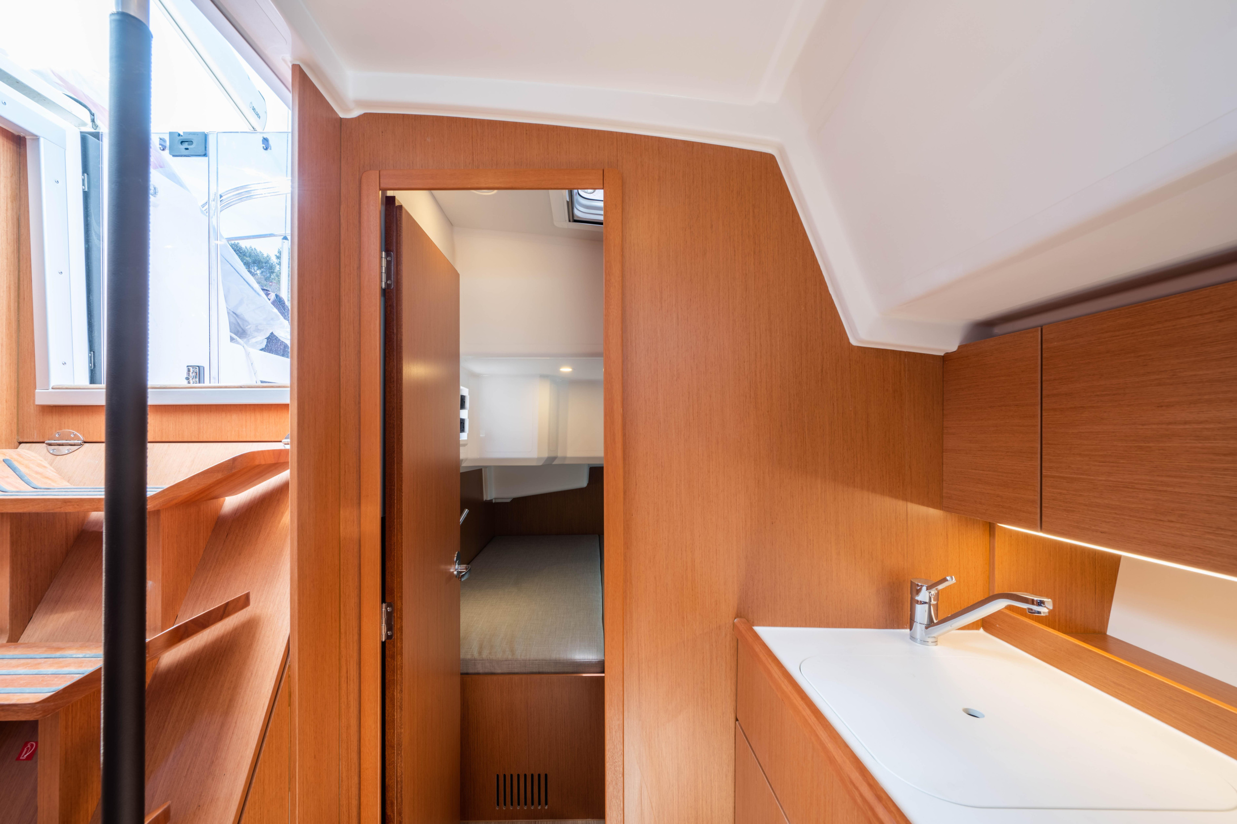 Bavaria C42 — photo 11