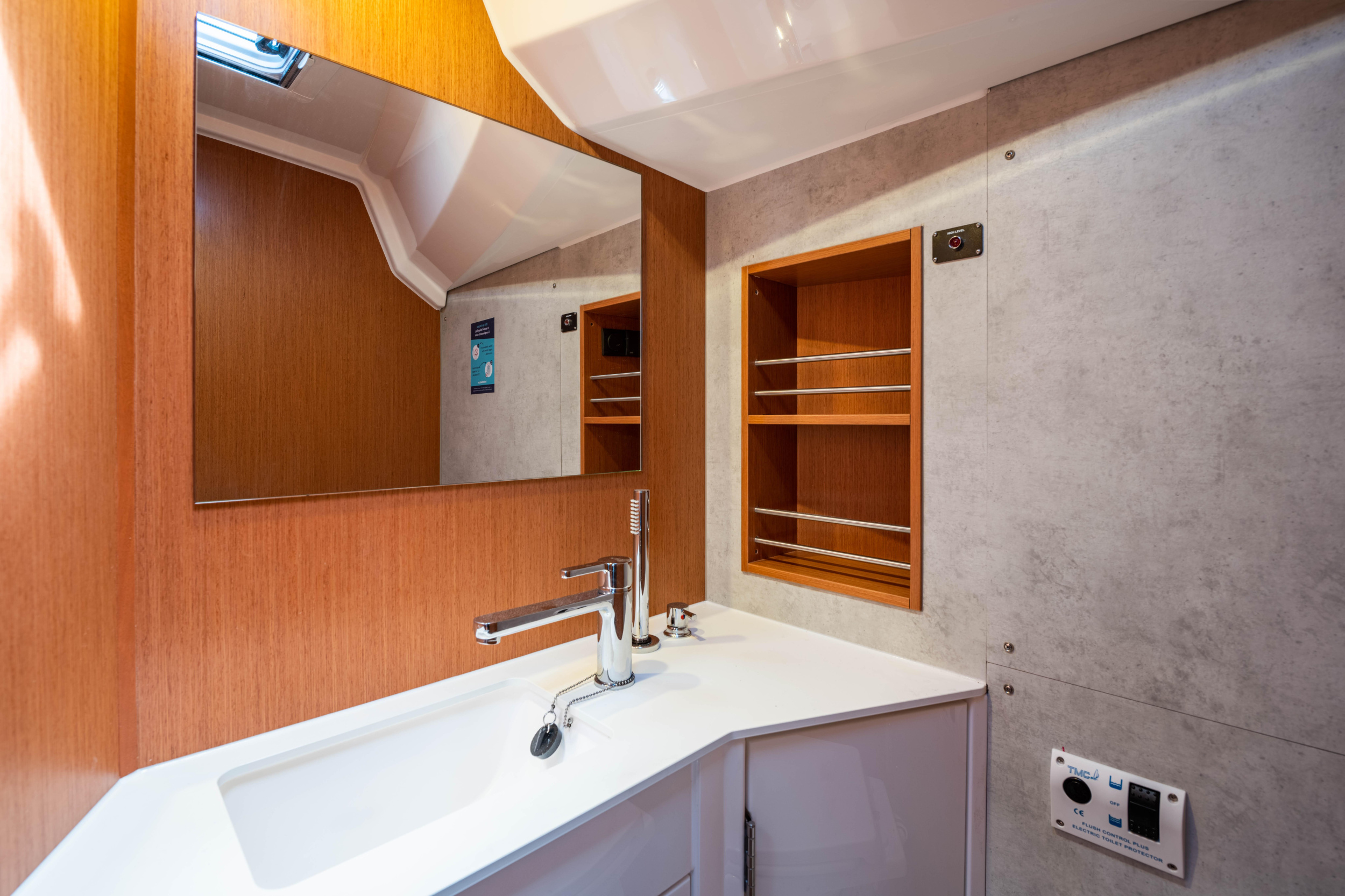Bavaria C42 — photo 38
