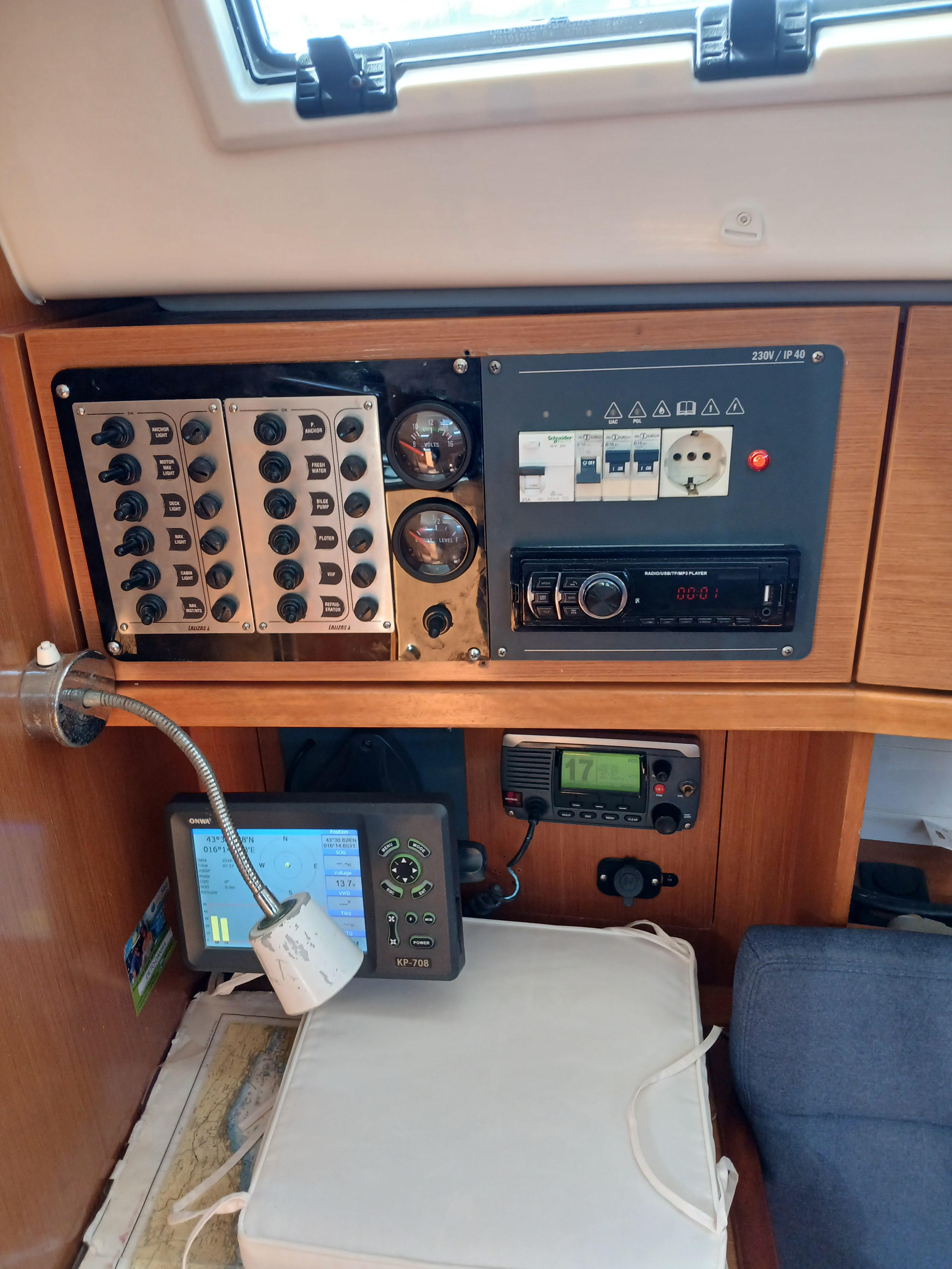 Bavaria Cruiser 32 — photo 11
