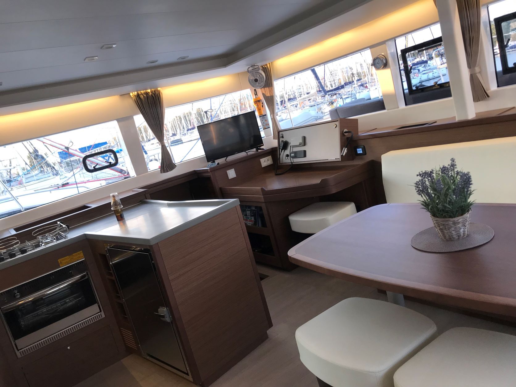 Lagoon 450 Fly — photo 7