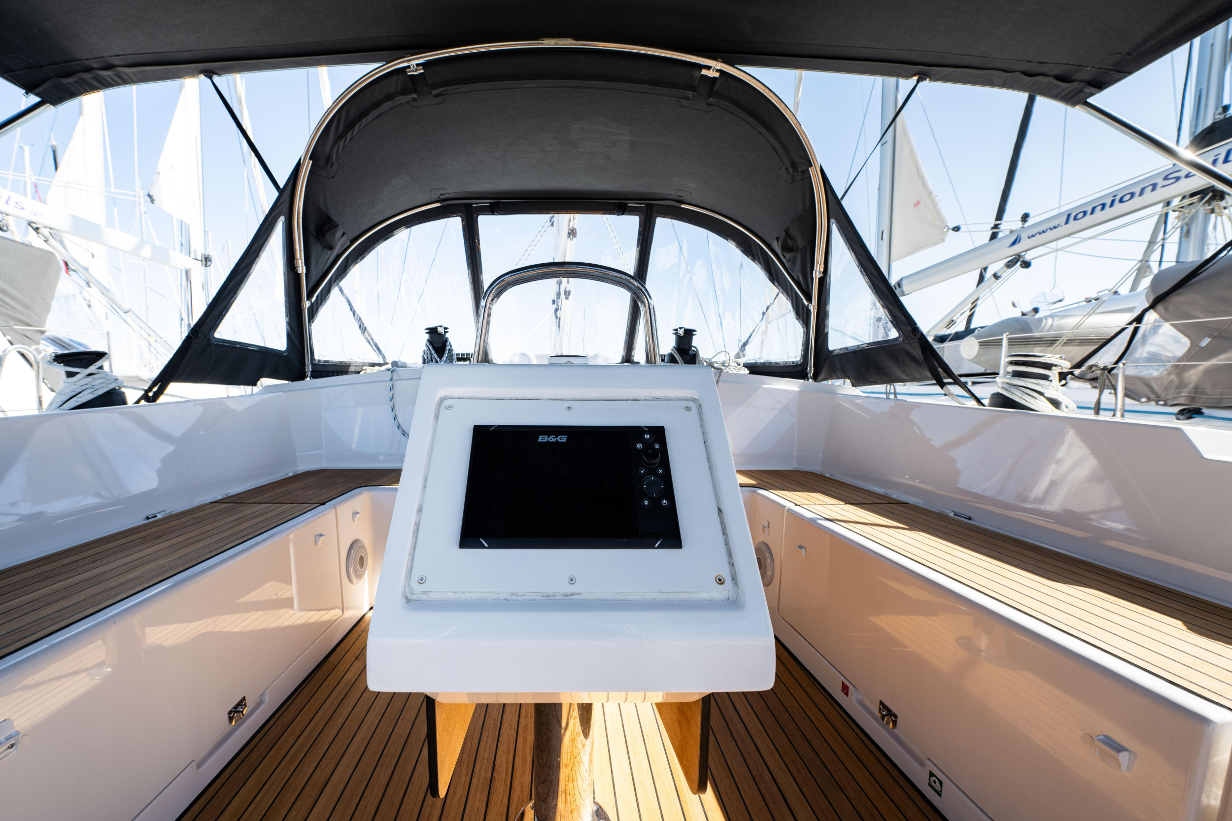 Bavaria C42 — photo 39