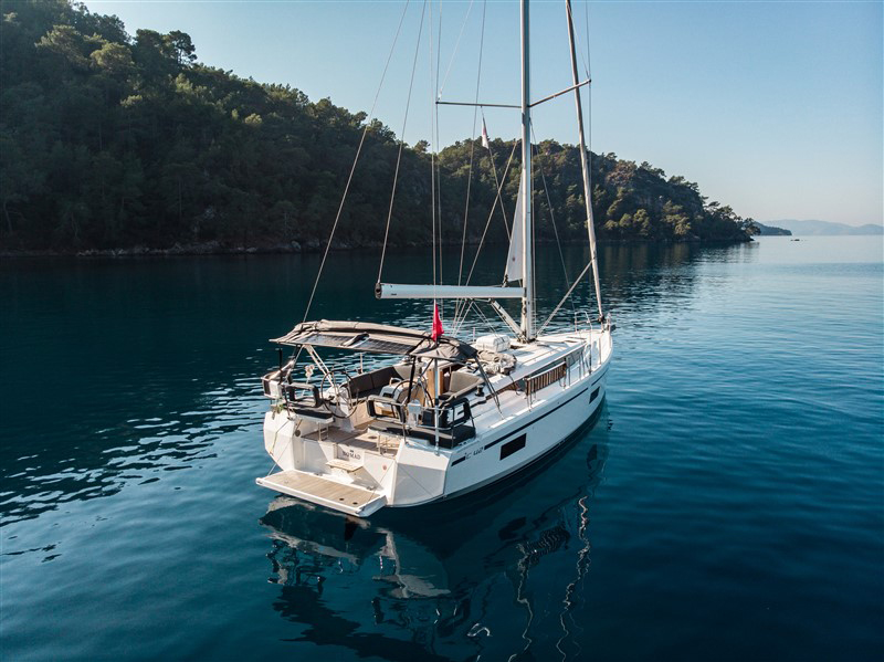 Bavaria C42 — photo 13