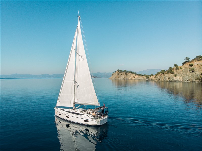 Bavaria C42 — photo 9