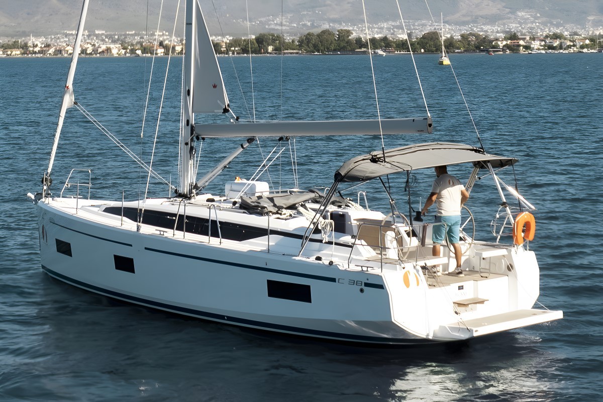 Bavaria C38 — photo 16