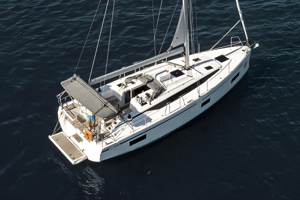 Bavaria C38 — photo 7