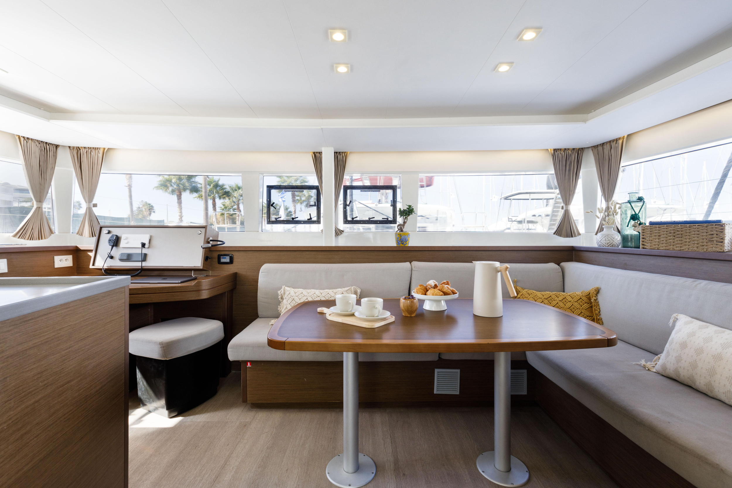 Lagoon 450 Flybridge — photo 23