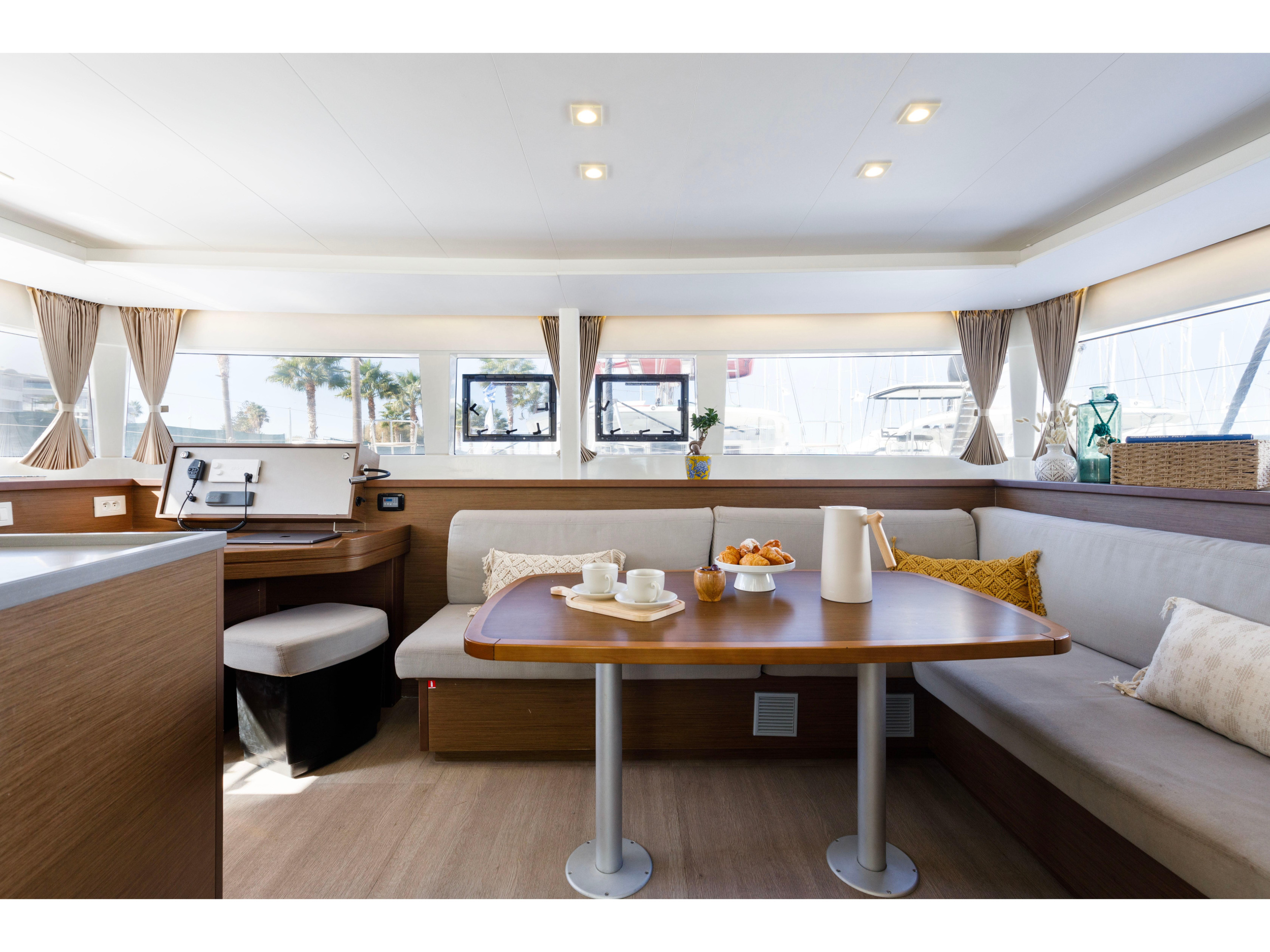 Lagoon 450 Flybridge — photo 9