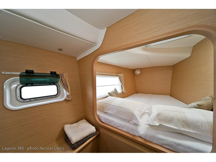 Lagoon 380 — photo 4