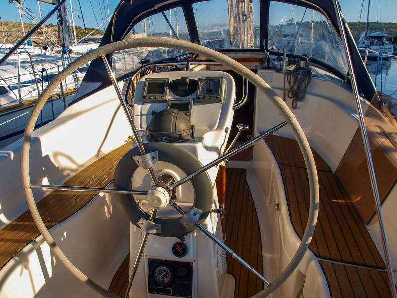 Bavaria 32 — photo 11