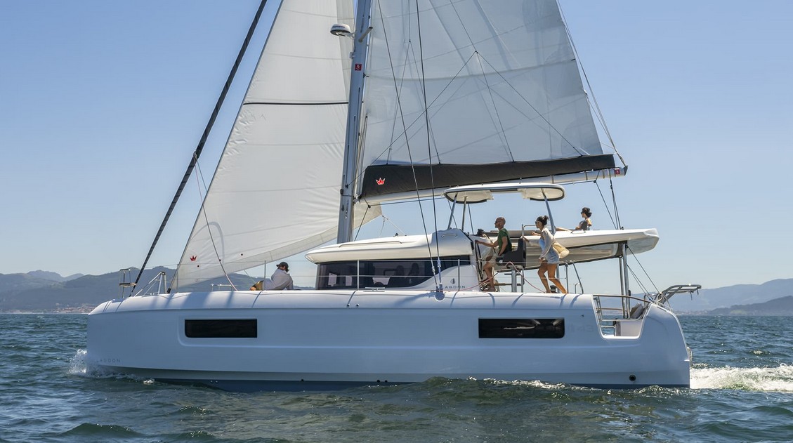 Lagoon 43 — photo 2