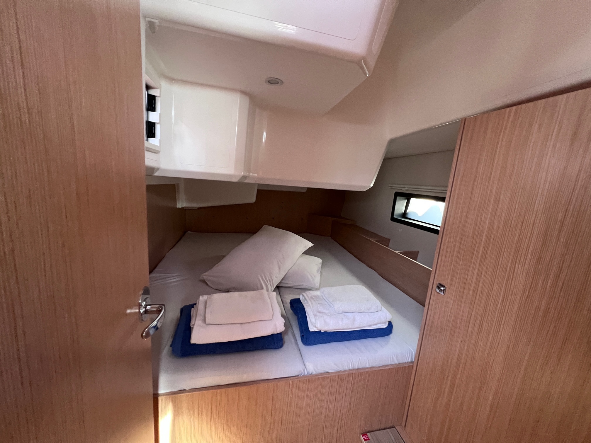 Bavaria C42 — photo 6