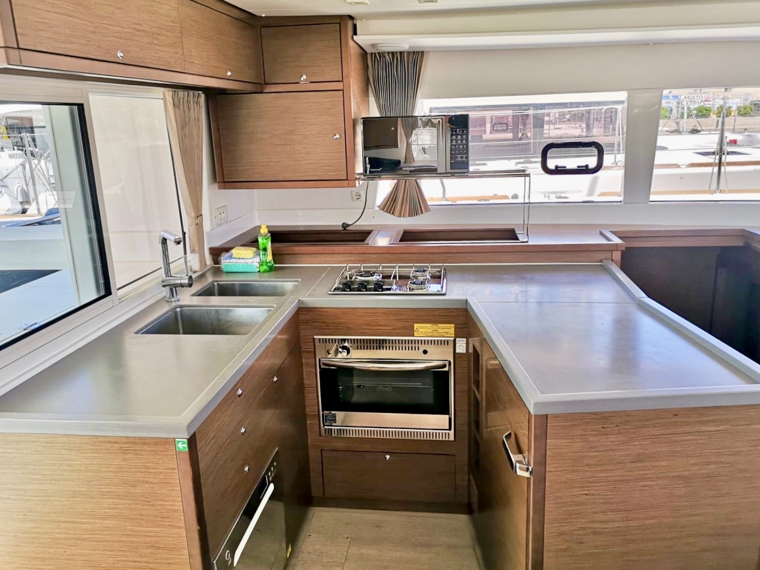 Lagoon 450 F — photo 4