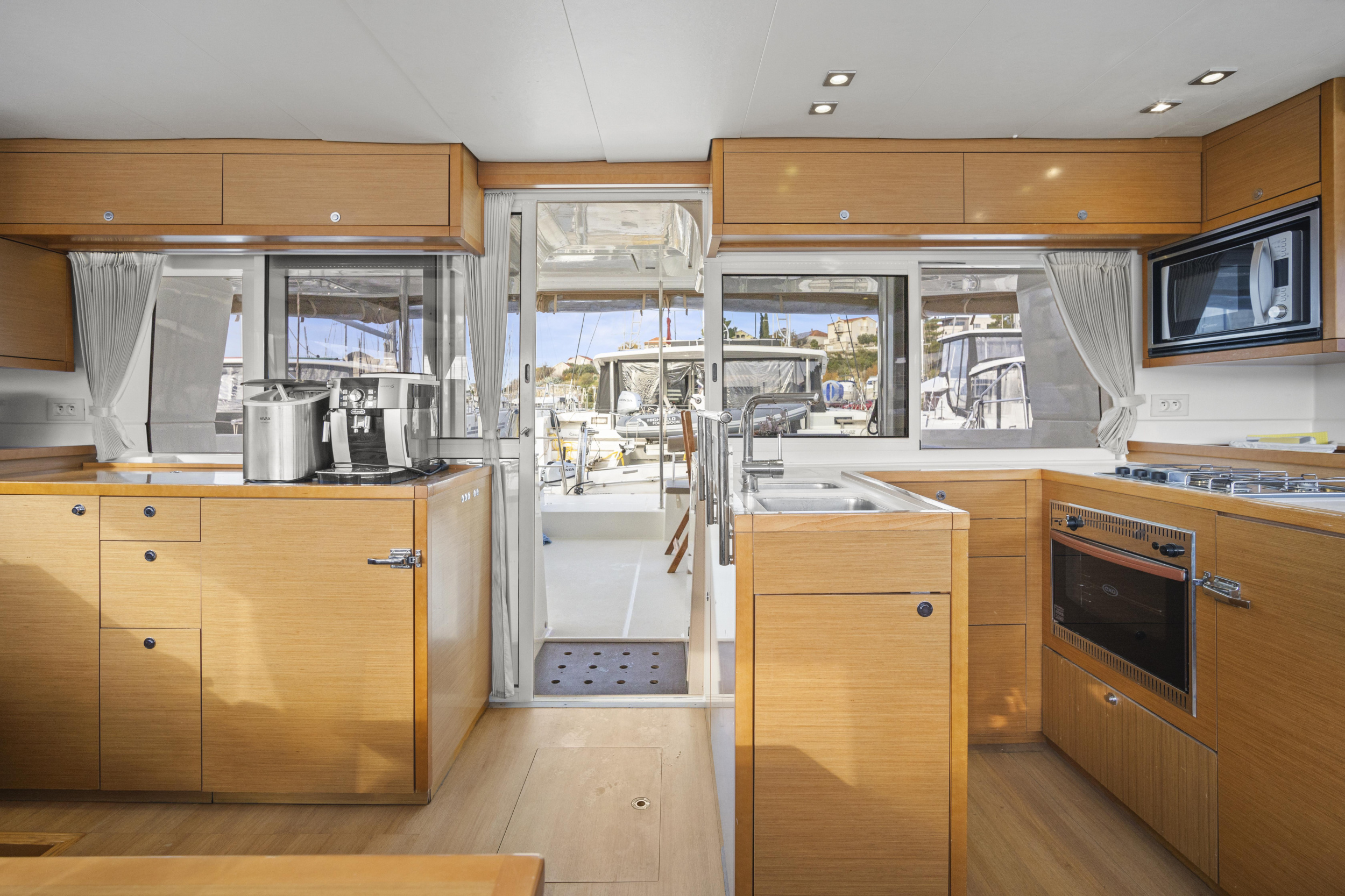 Lagoon 450 — photo 11